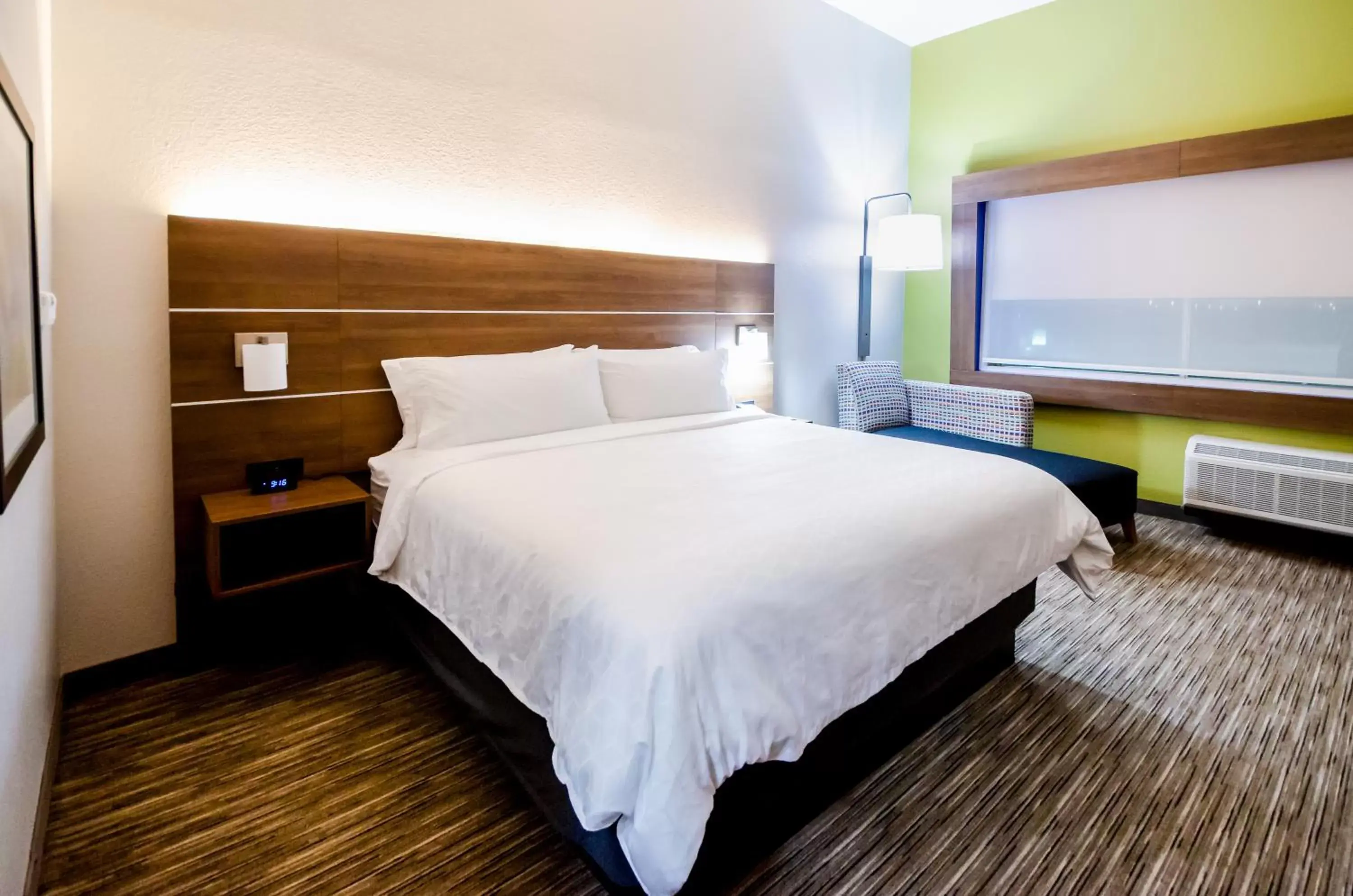 Bedroom, Bed in Holiday Inn Express & Suites Taylor, an IHG Hotel