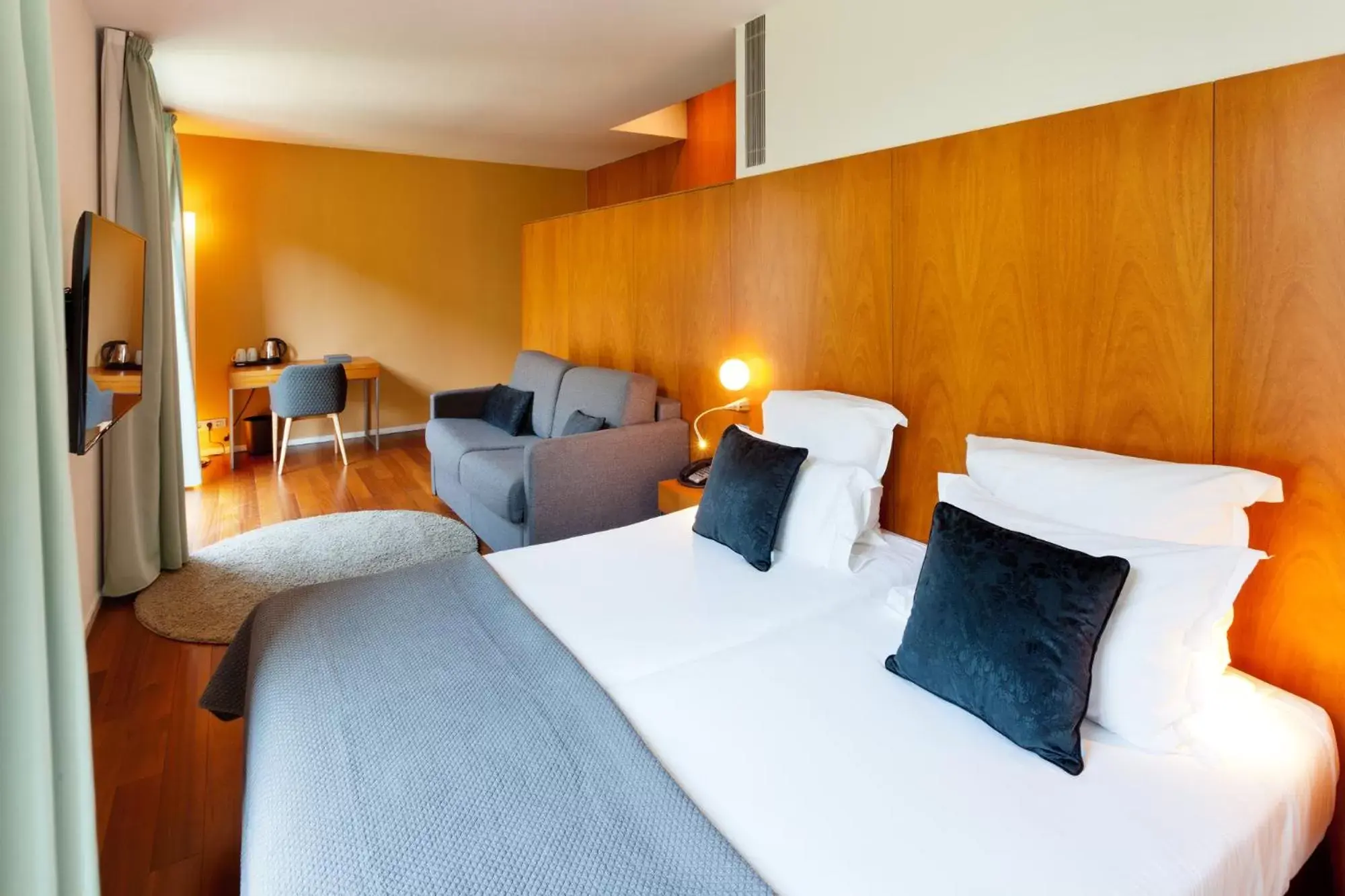 Photo of the whole room, Bed in Condes de Barcelona