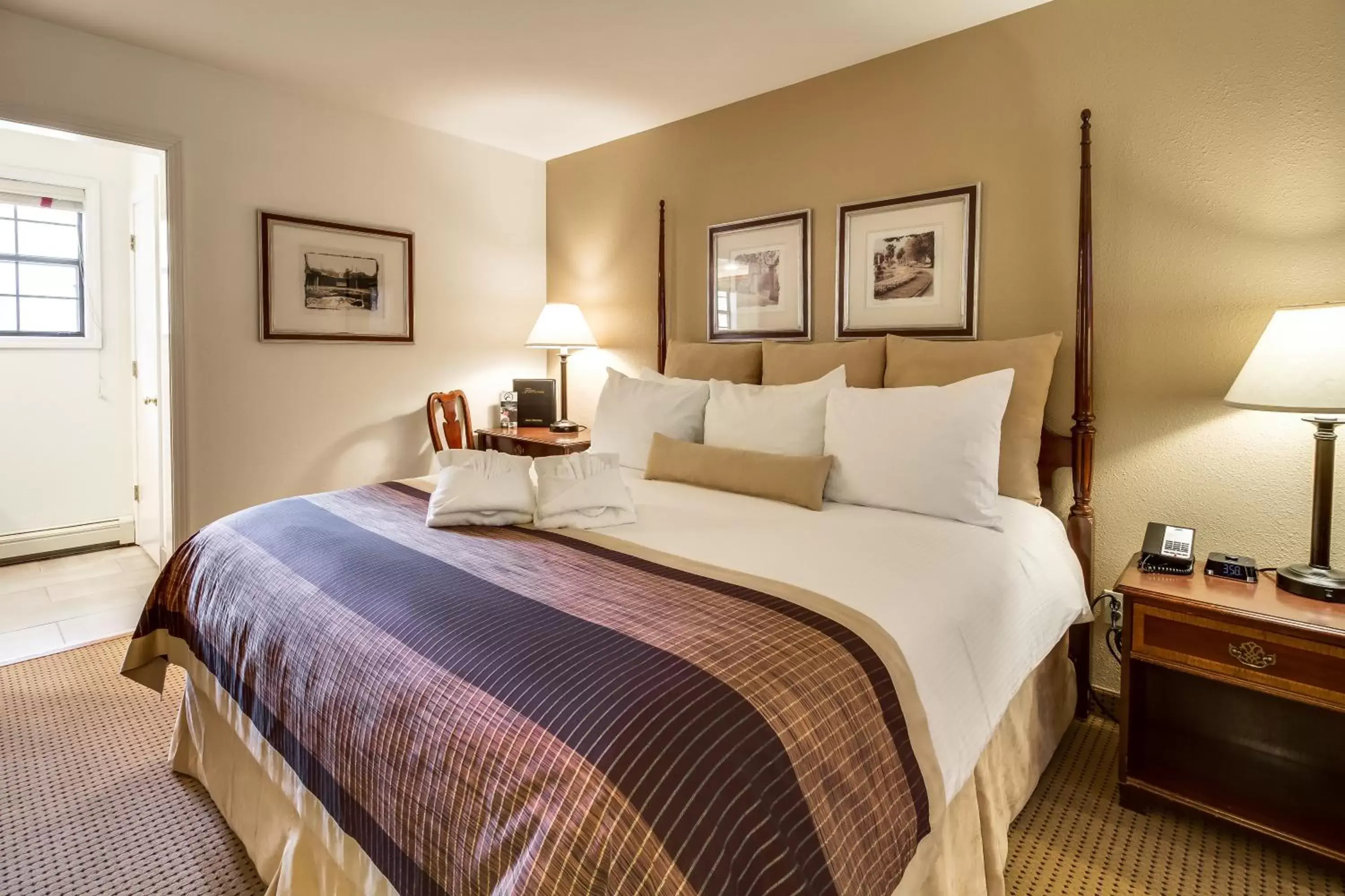 Bed in Twin Peaks Lodge & Hot Springs