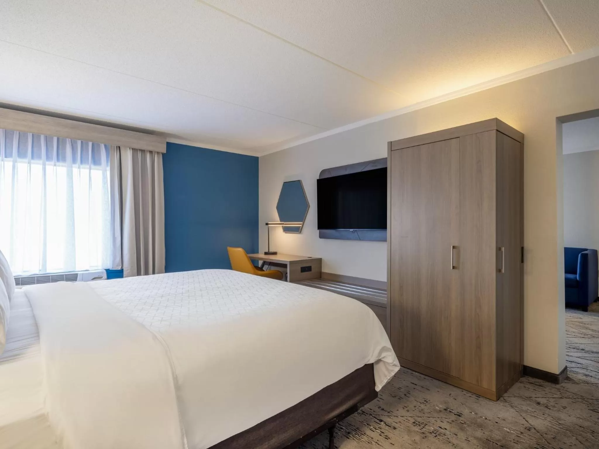 Photo of the whole room, Bed in Holiday Inn Express & Suites Greensboro - I-40 atWendover by IHG