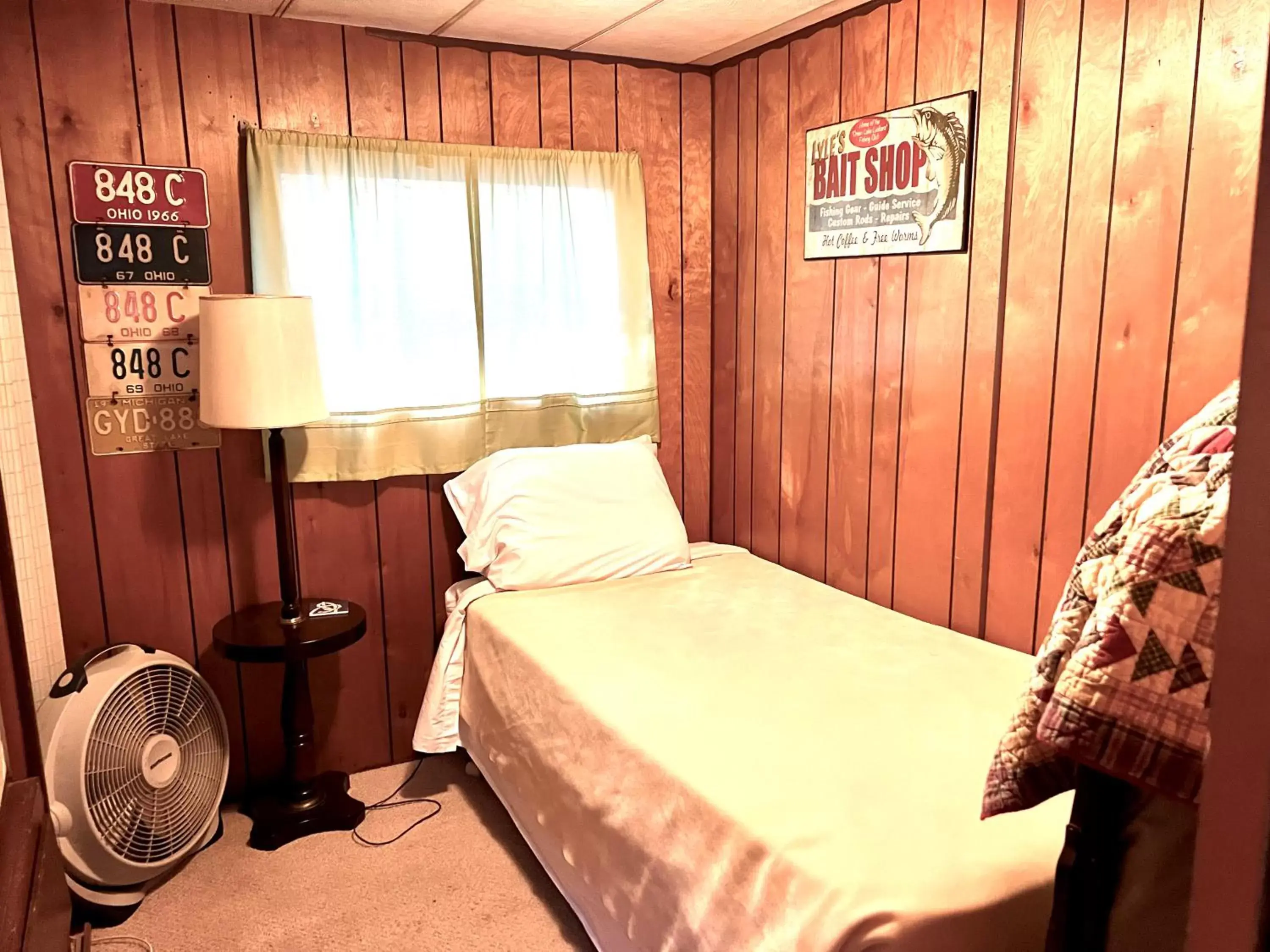 Bedroom, Bed in White Caps Motel