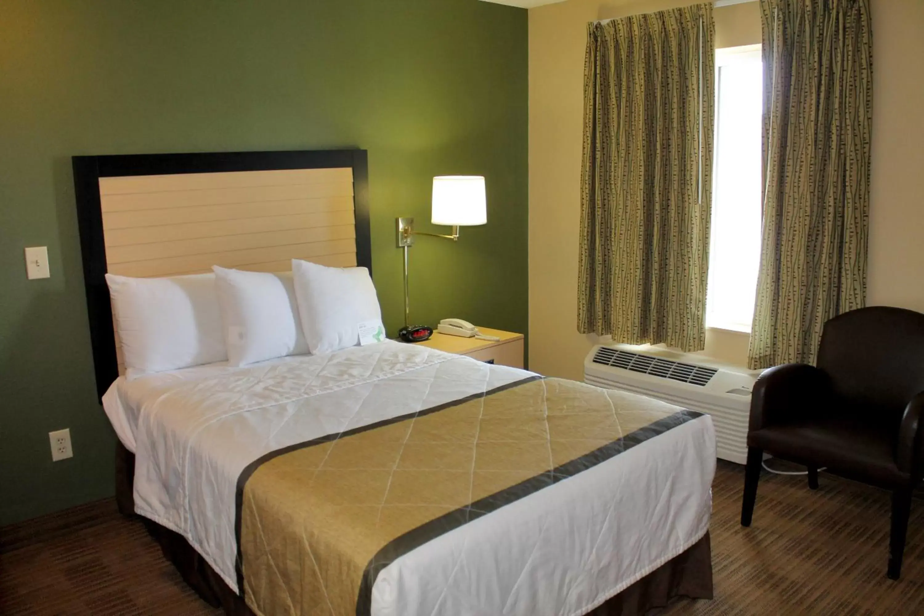 Bed in Extended Stay America Suites - Albuquerque - Airport