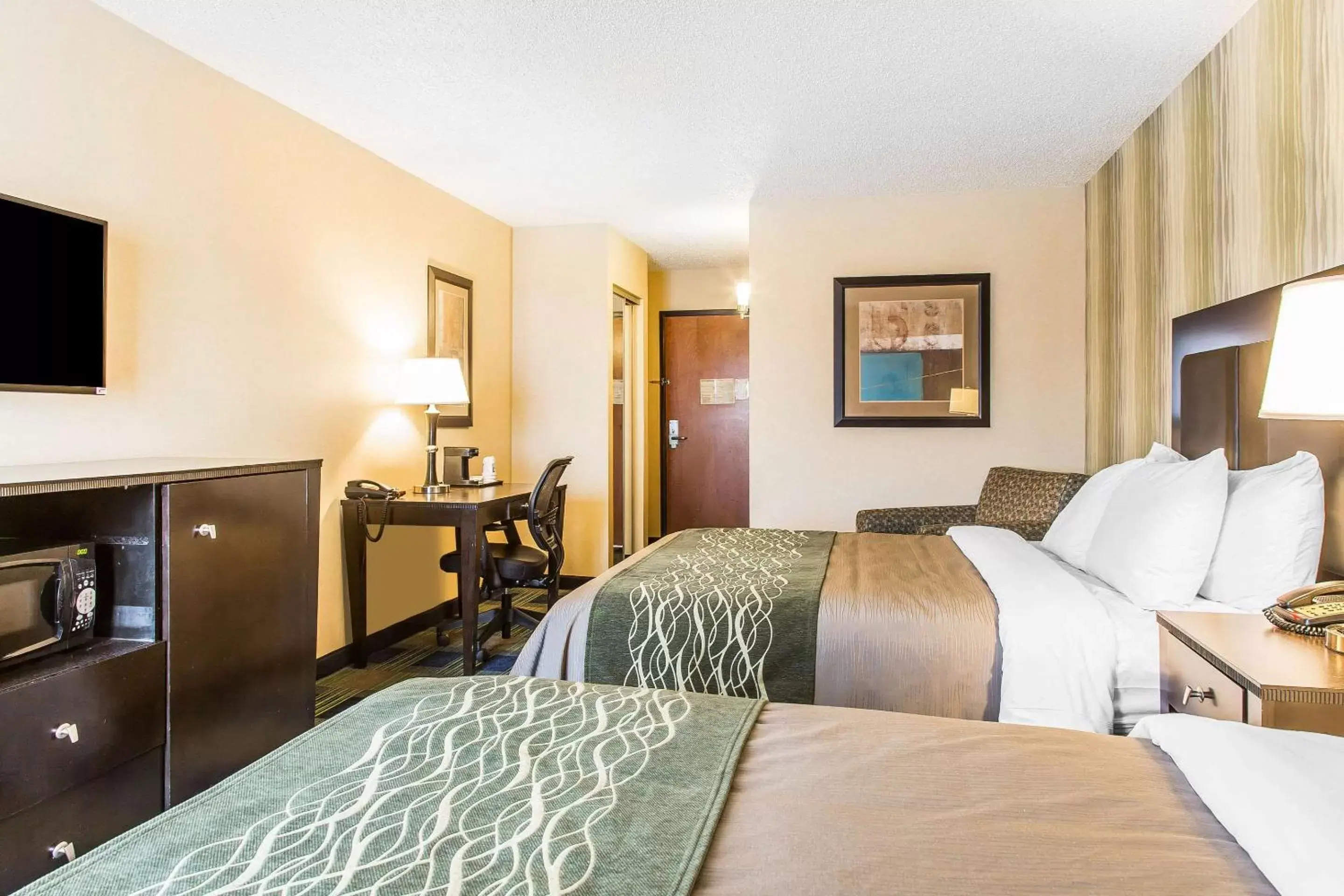 Photo of the whole room, Bed in Comfort Inn & Suites