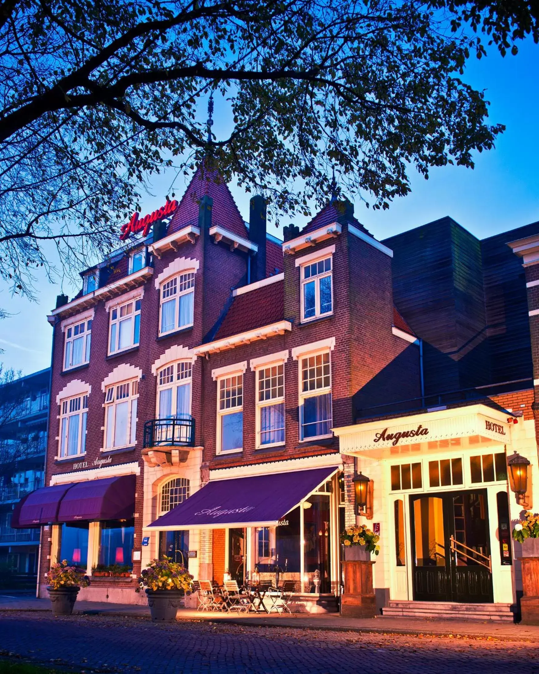 Facade/entrance, Property Building in Augusta Hotel