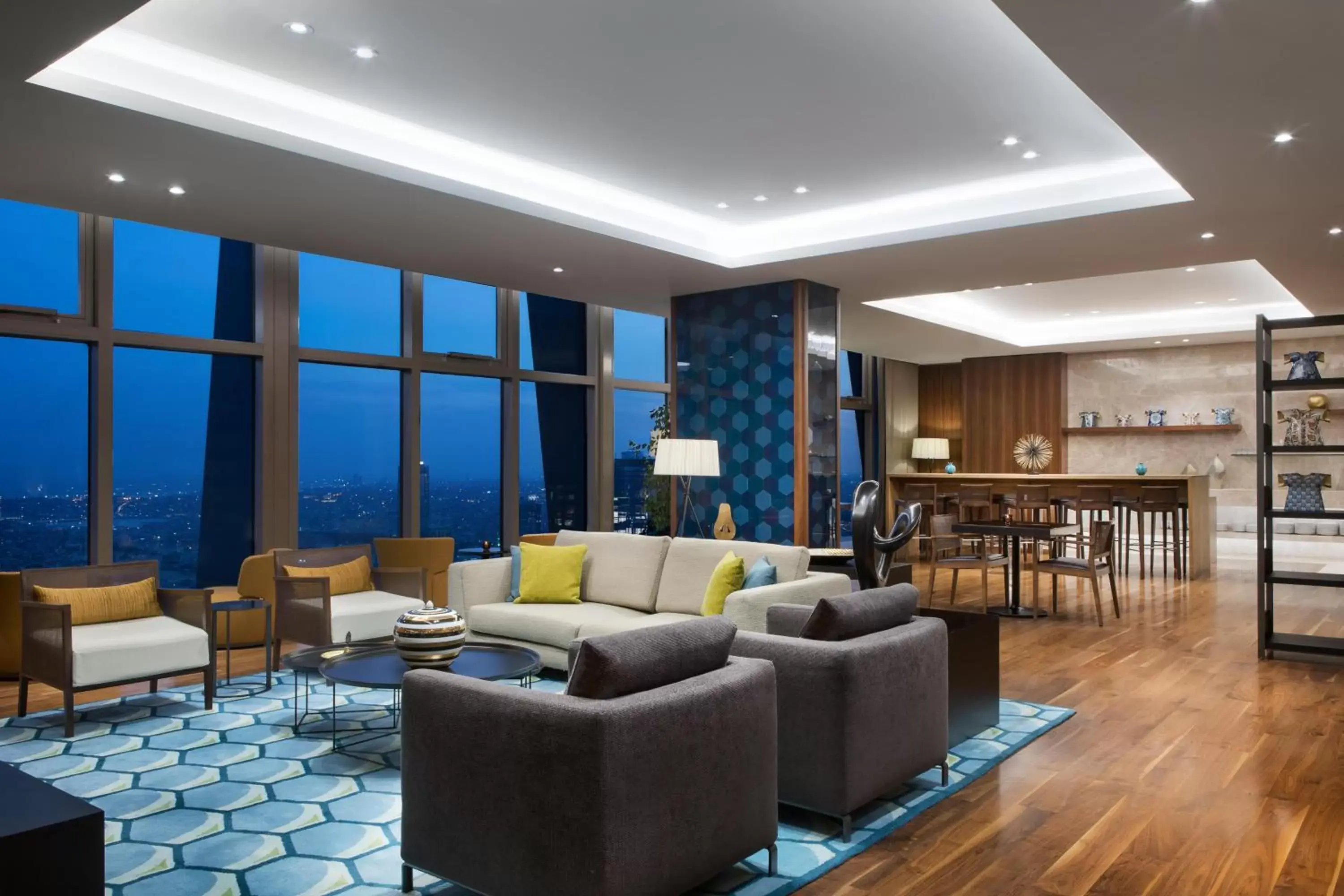 Communal lounge/ TV room in Istanbul Marriott Hotel Sisli