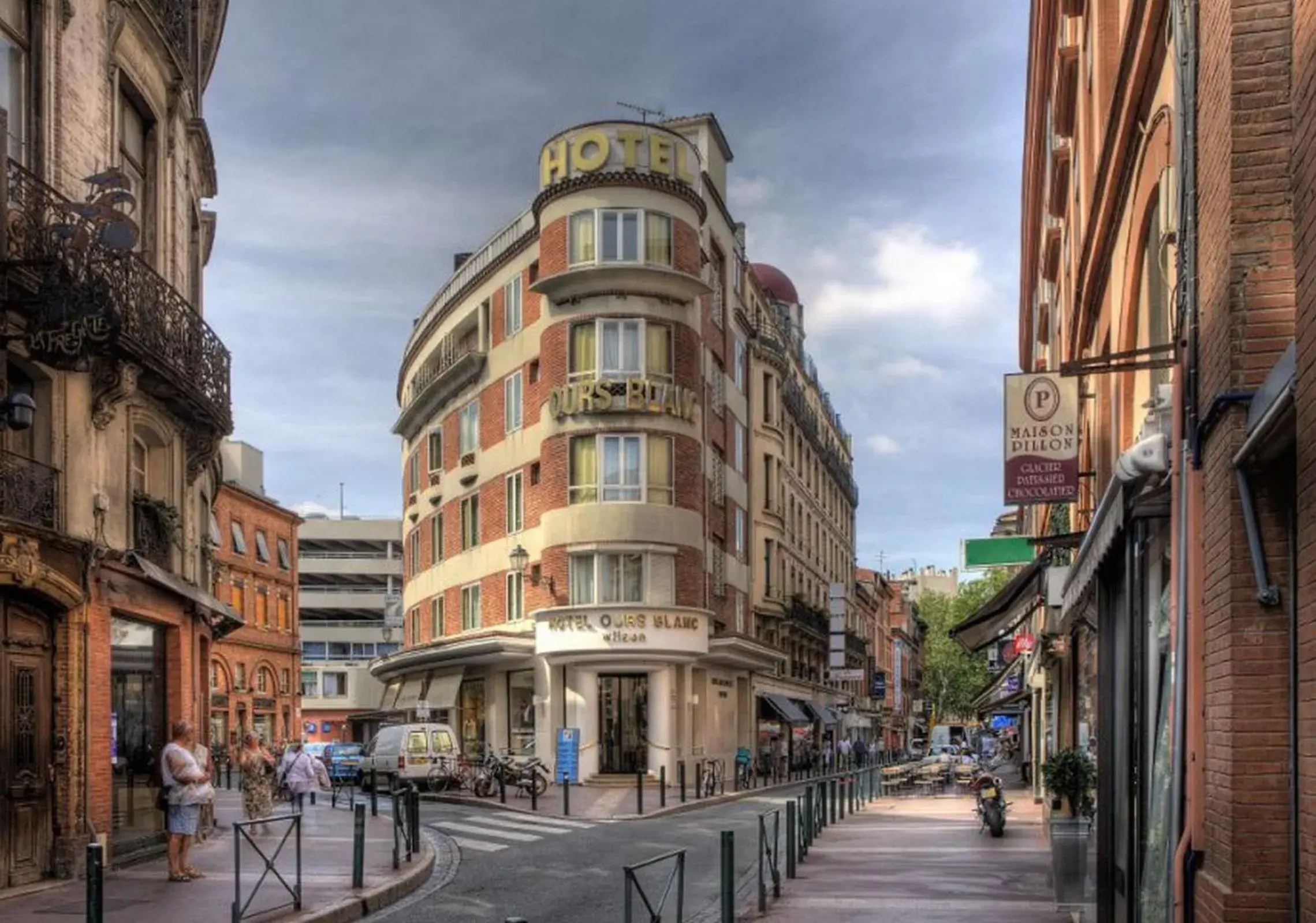 Facade/entrance, Neighborhood in Hotel Ours Blanc - Wilson