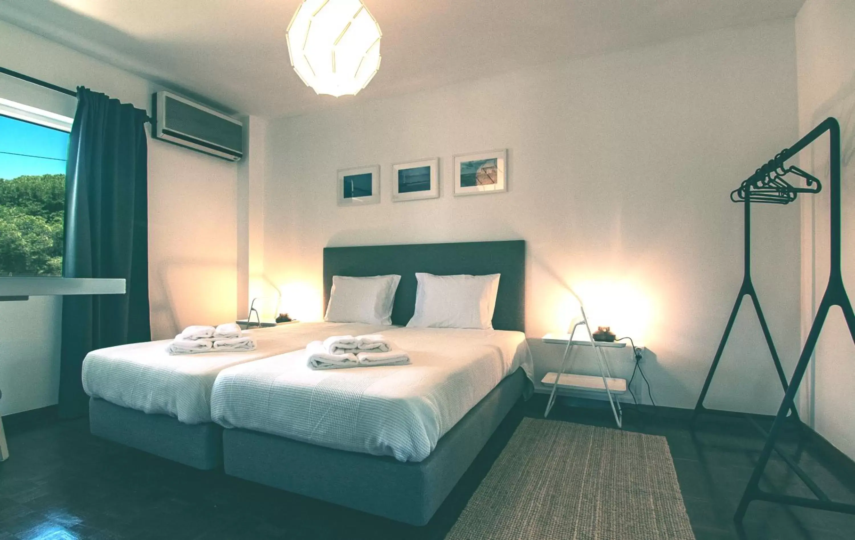 Bed in Pine House - Faro Airport, Beach and City Center