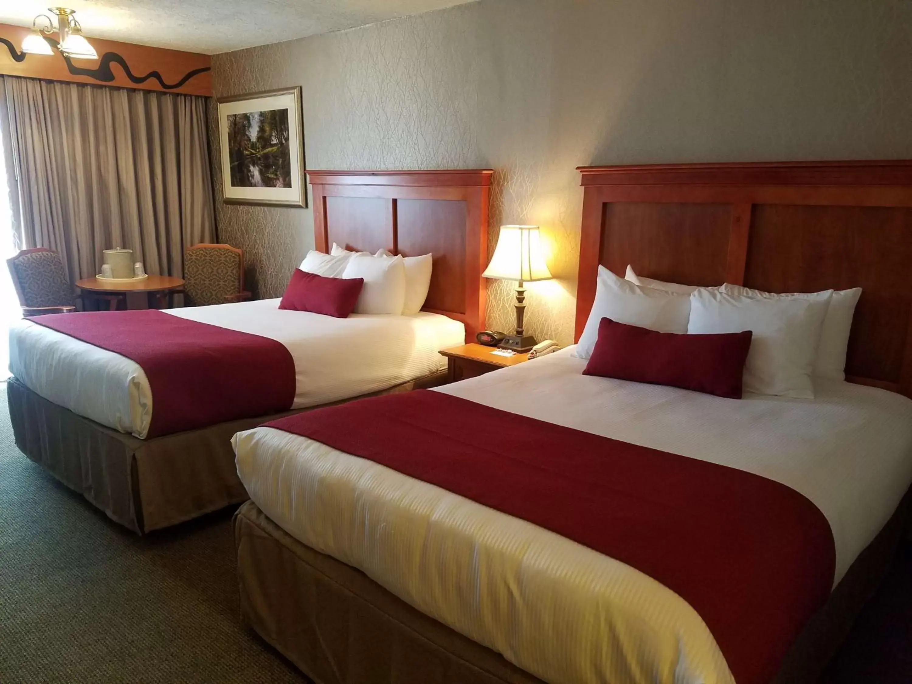 Photo of the whole room, Bed in Best Western Plus Rivershore Hotel