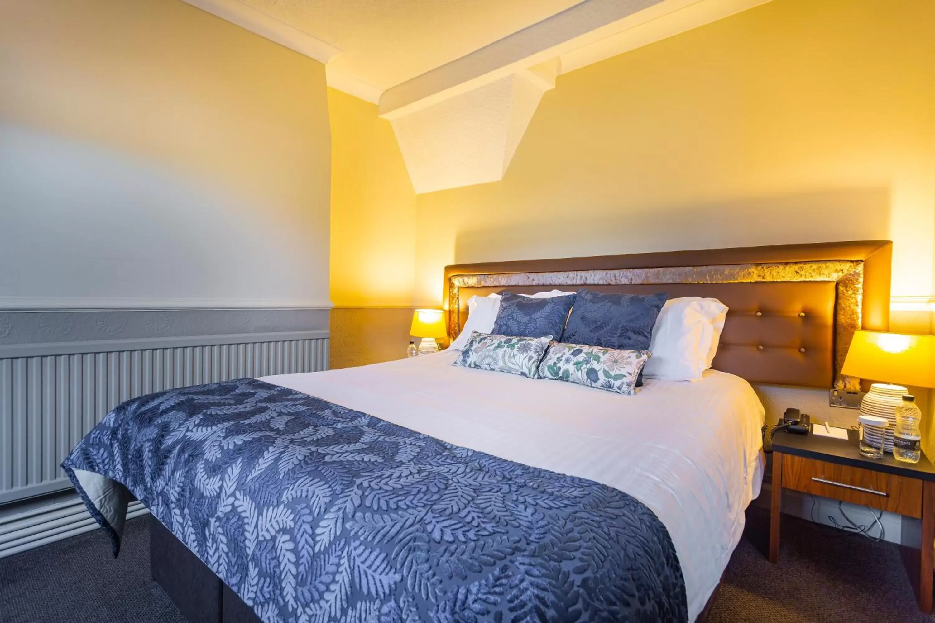 Bedroom, Bed in The White Hart Hotel, Boston, Lincolnshire