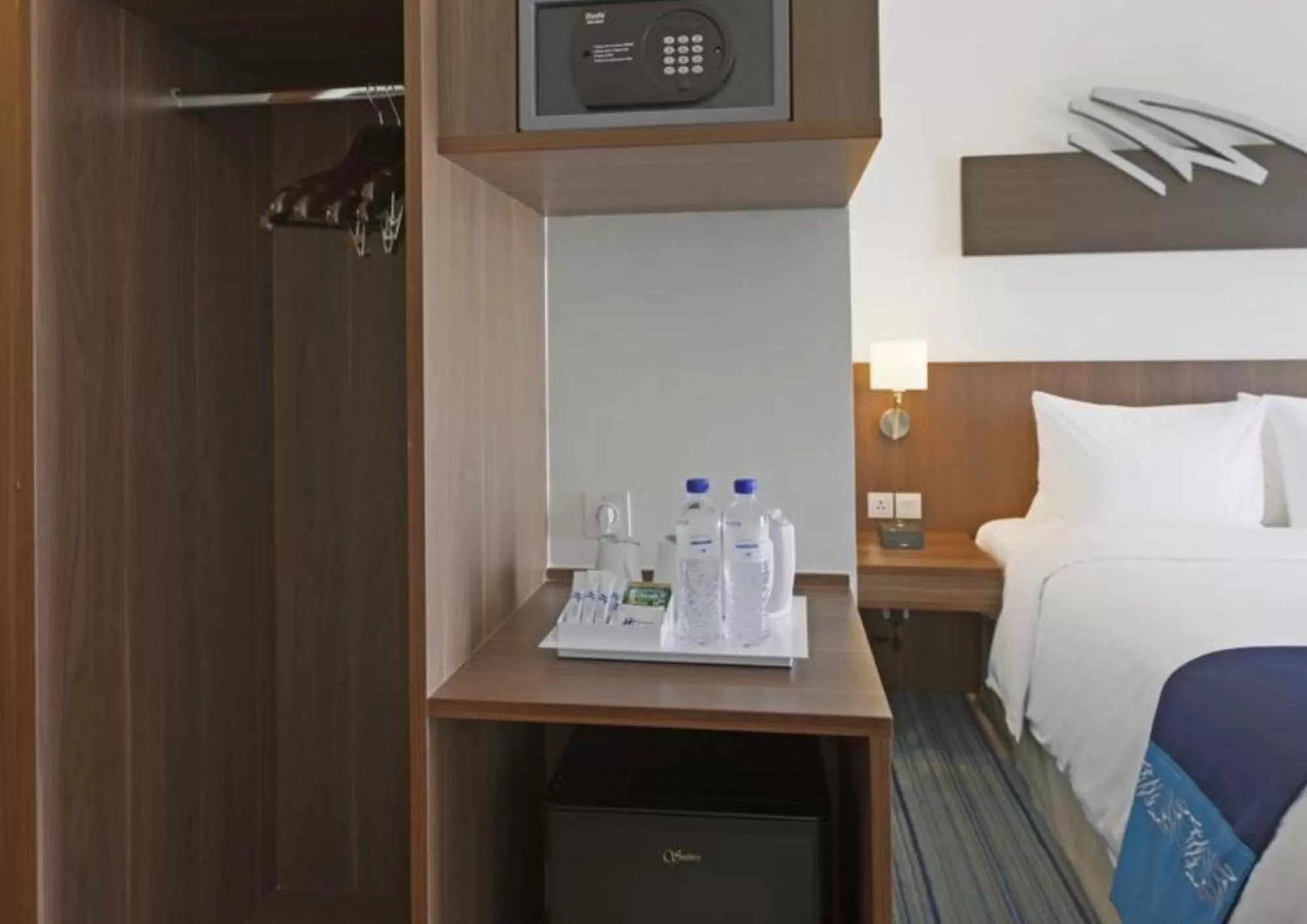 Coffee/tea facilities, Bed in Holiday Inn Express Jakarta Pluit Citygate by IHG