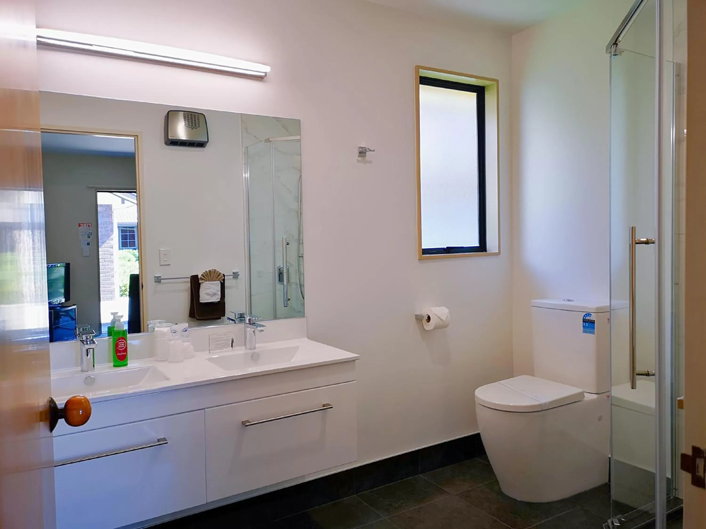 Toilet, Bathroom in Aston Court Motel