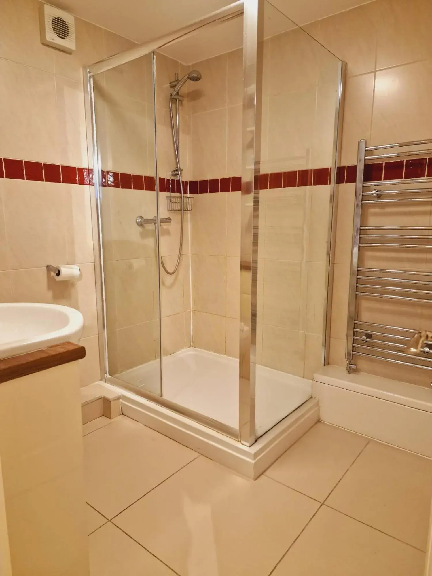 Shower, Bathroom in Wentworth House - Free Parking