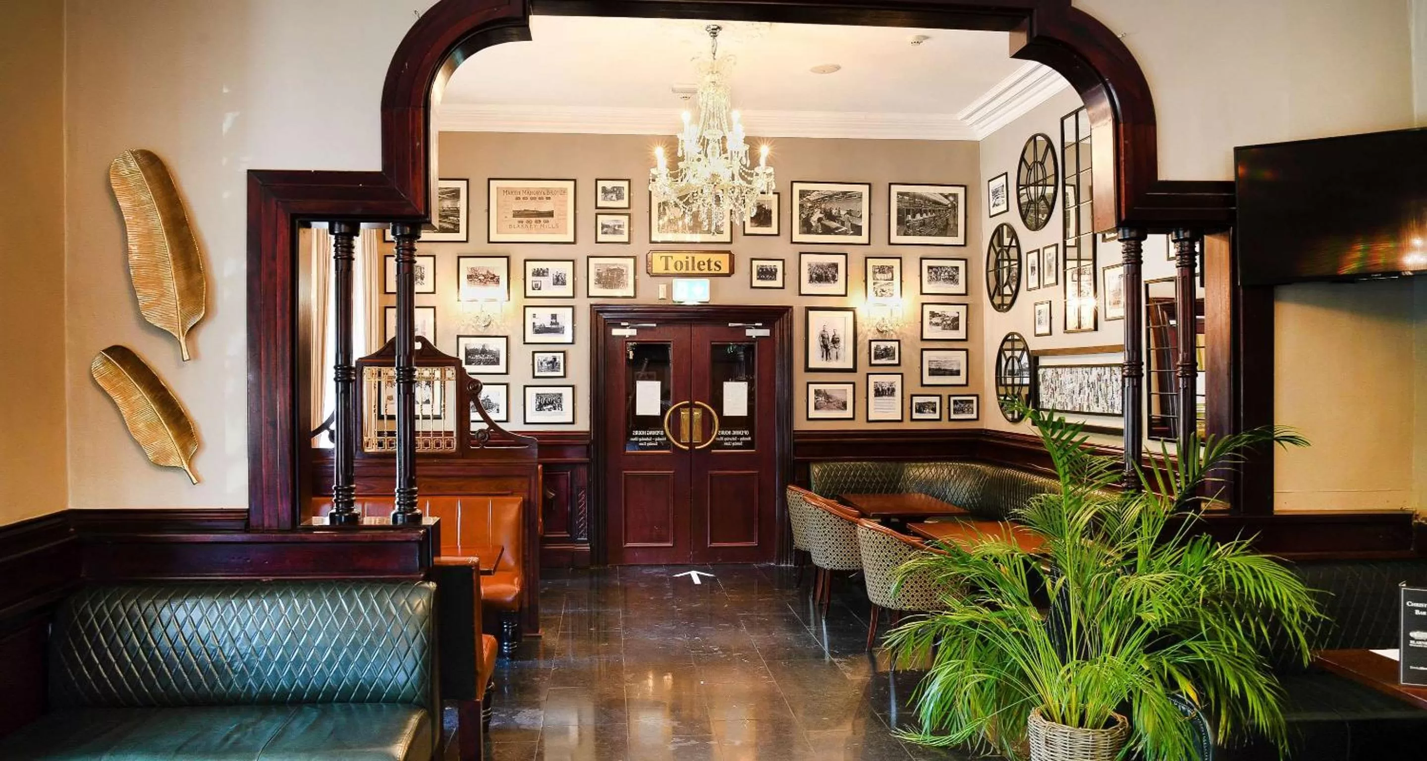 Lounge or bar in Blarney Woollen Mills Hotel - BW Signature Collection