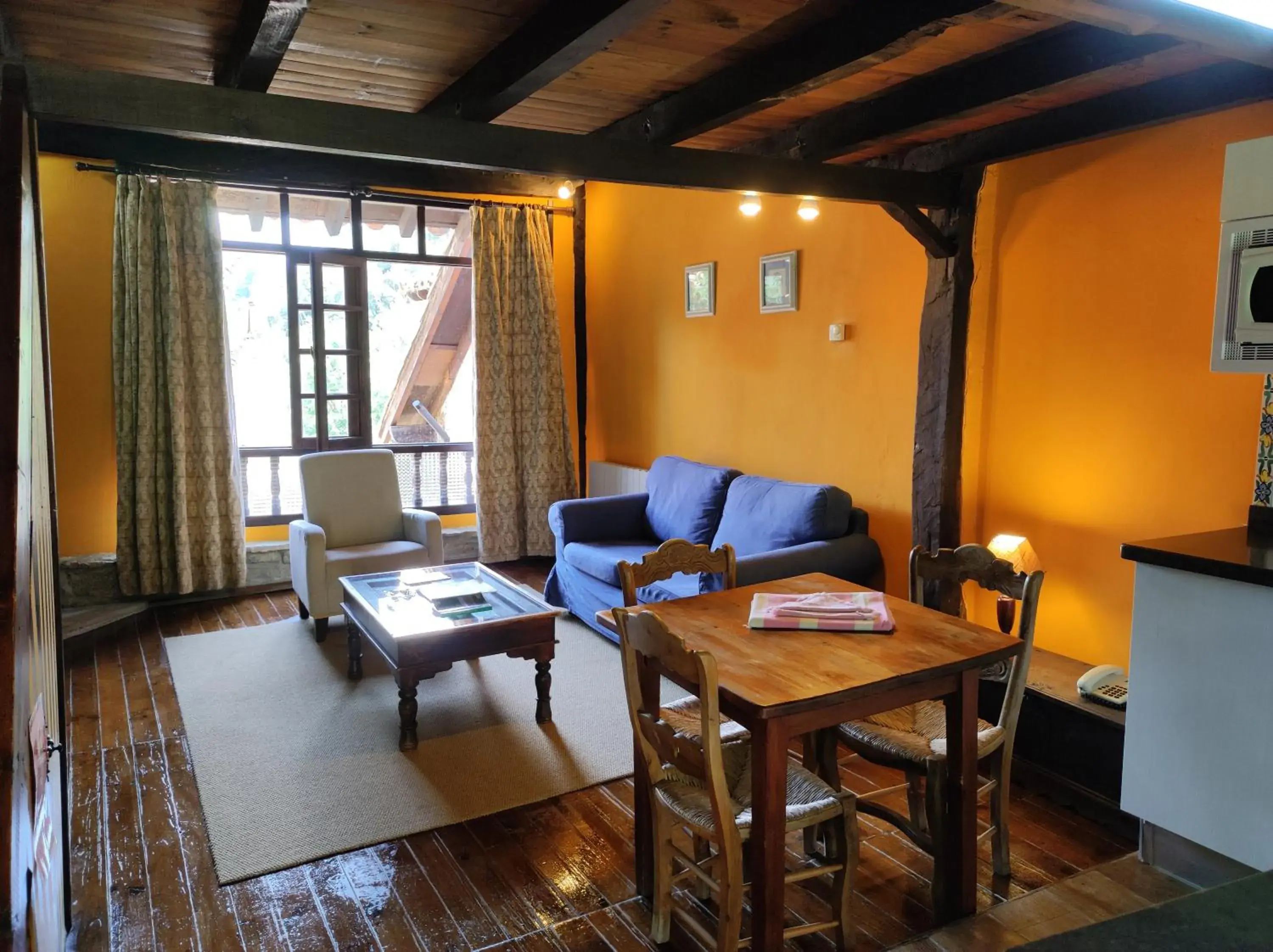 Living room, Seating Area in Viviendas Rurales El Covaju