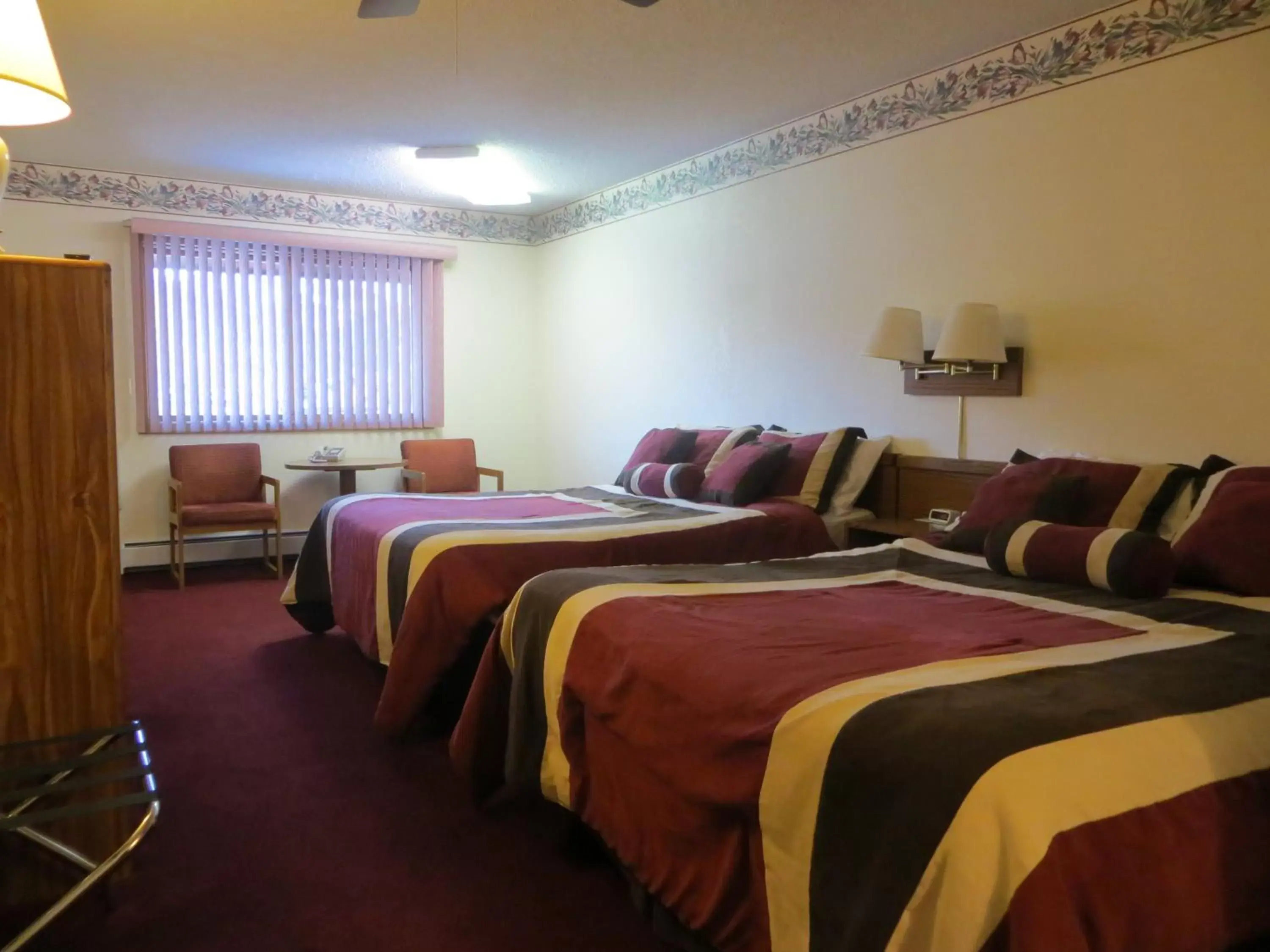 Photo of the whole room, Bed in Big Horn Lodge