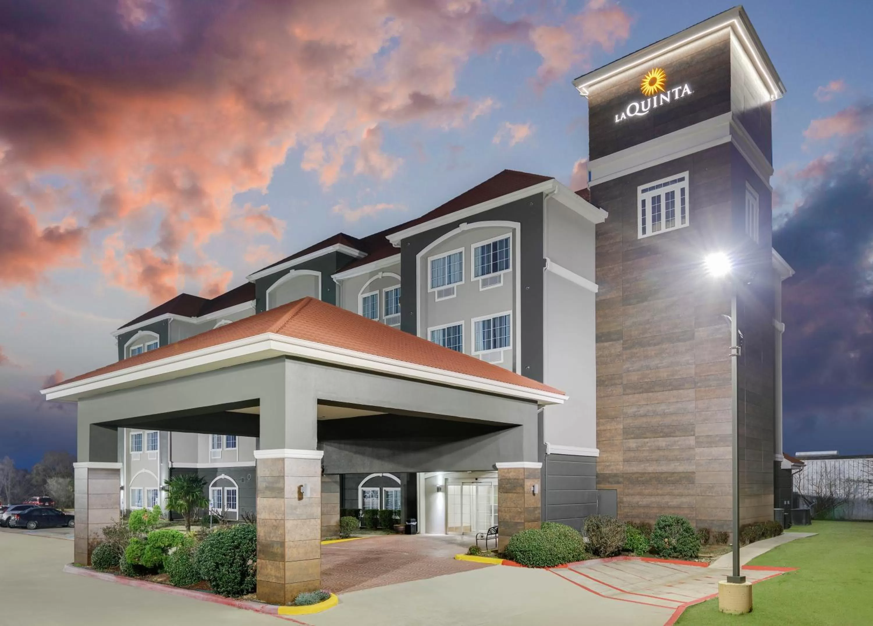 Property building in La Quinta Inn and Suites by Wyndham Paris