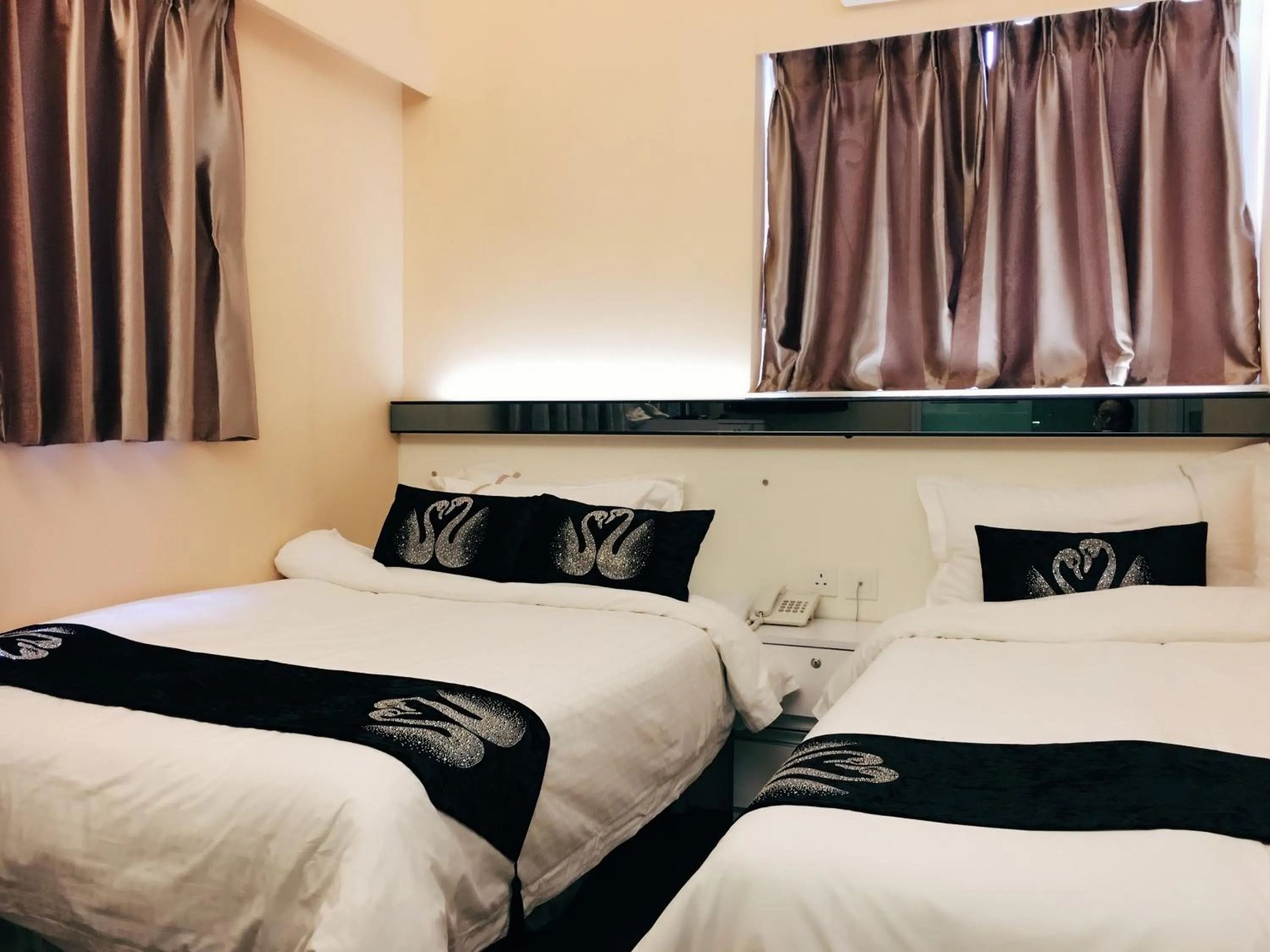 Bed in Seasons Hotel - Causeway Bay