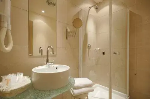 Shower, Bathroom in Hotel First