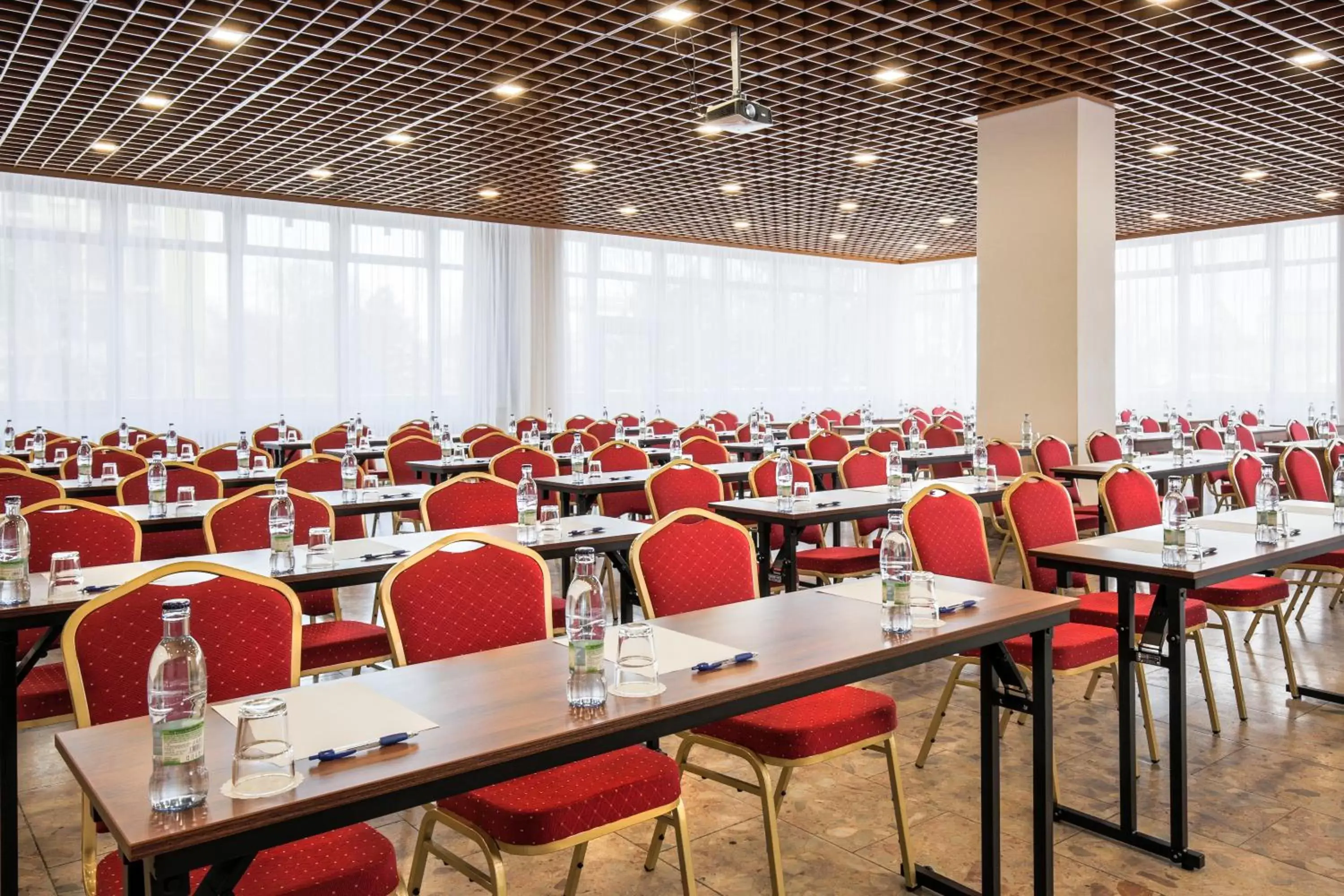 Meeting/conference room, Restaurant/Places to Eat in Hotel SATEL