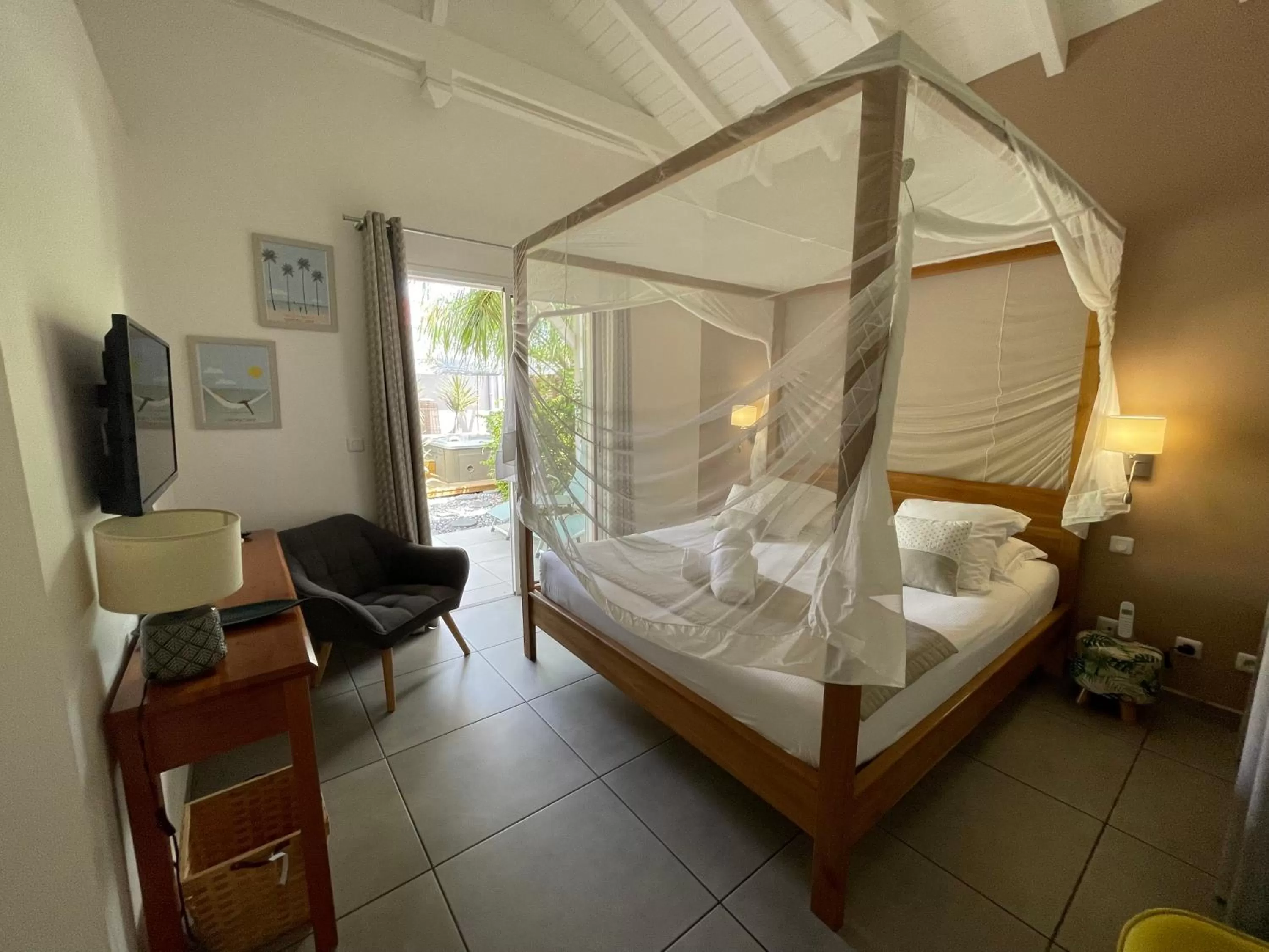 Deluxe King Room with jacuzzi in Hôtel & Villa Le Cocotel