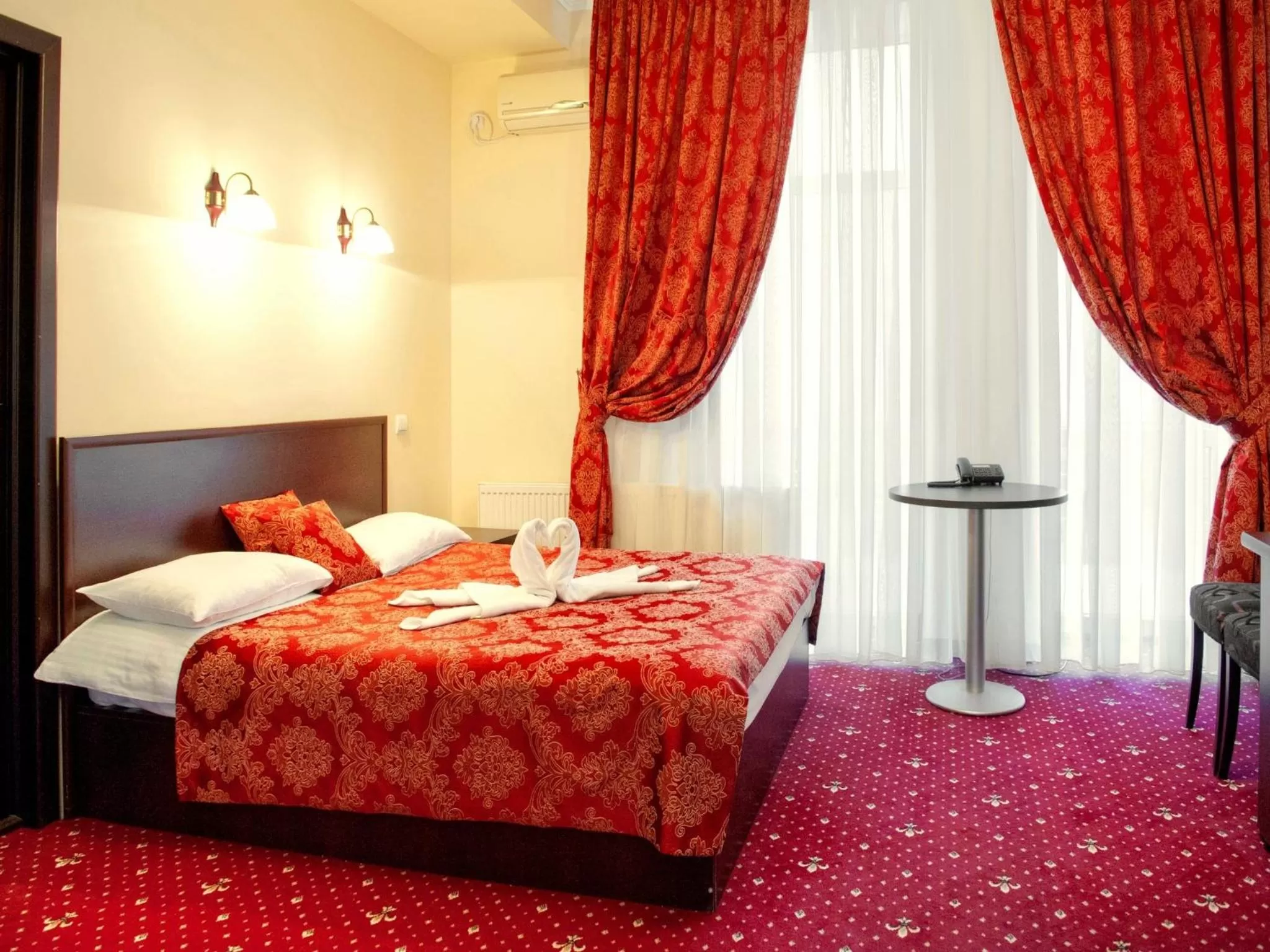 Bed in Manhattan Hotel & Restaurant