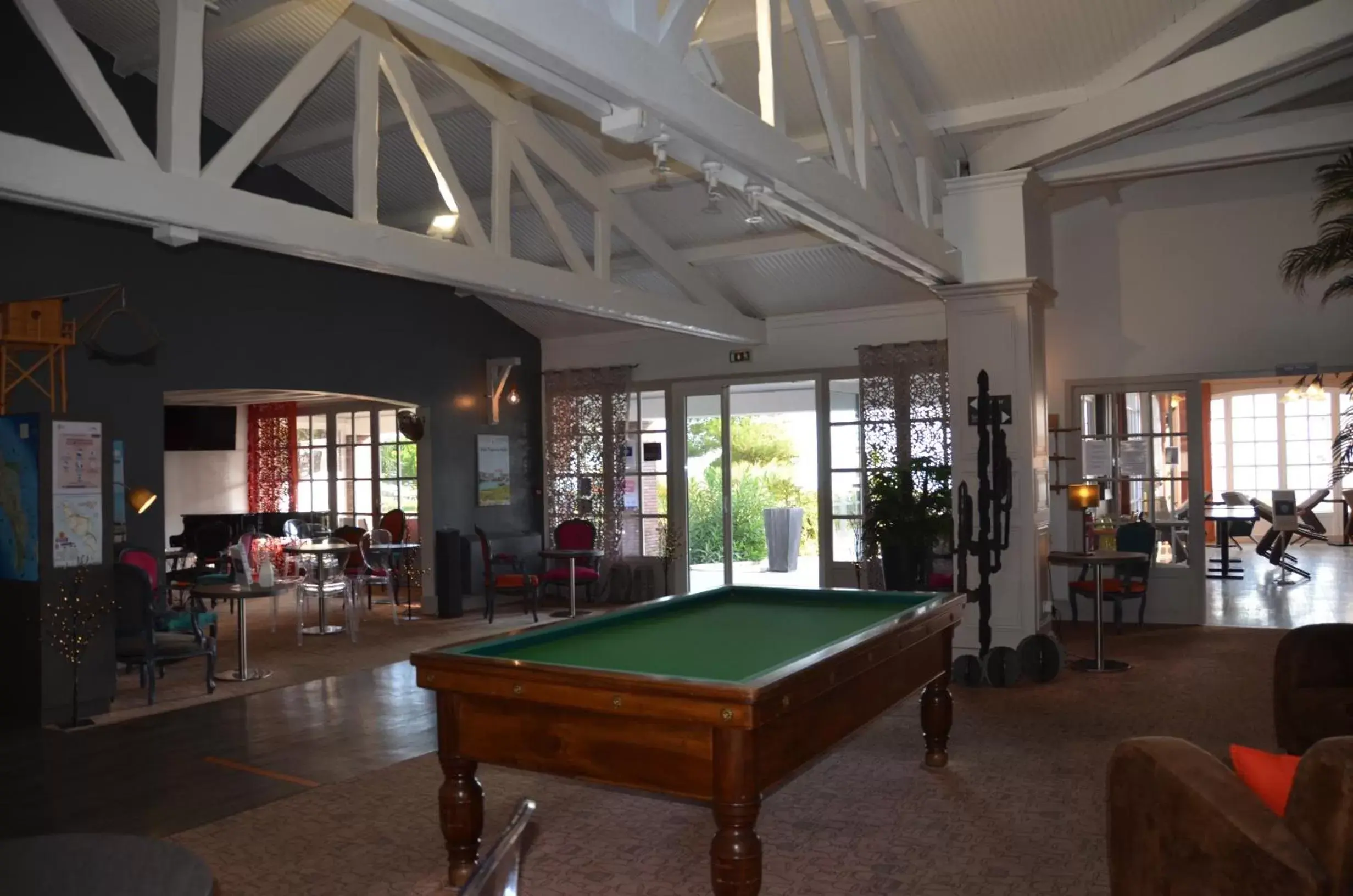 Lobby or reception, Billiards in Hotel et Spa Les Cleunes Oléron