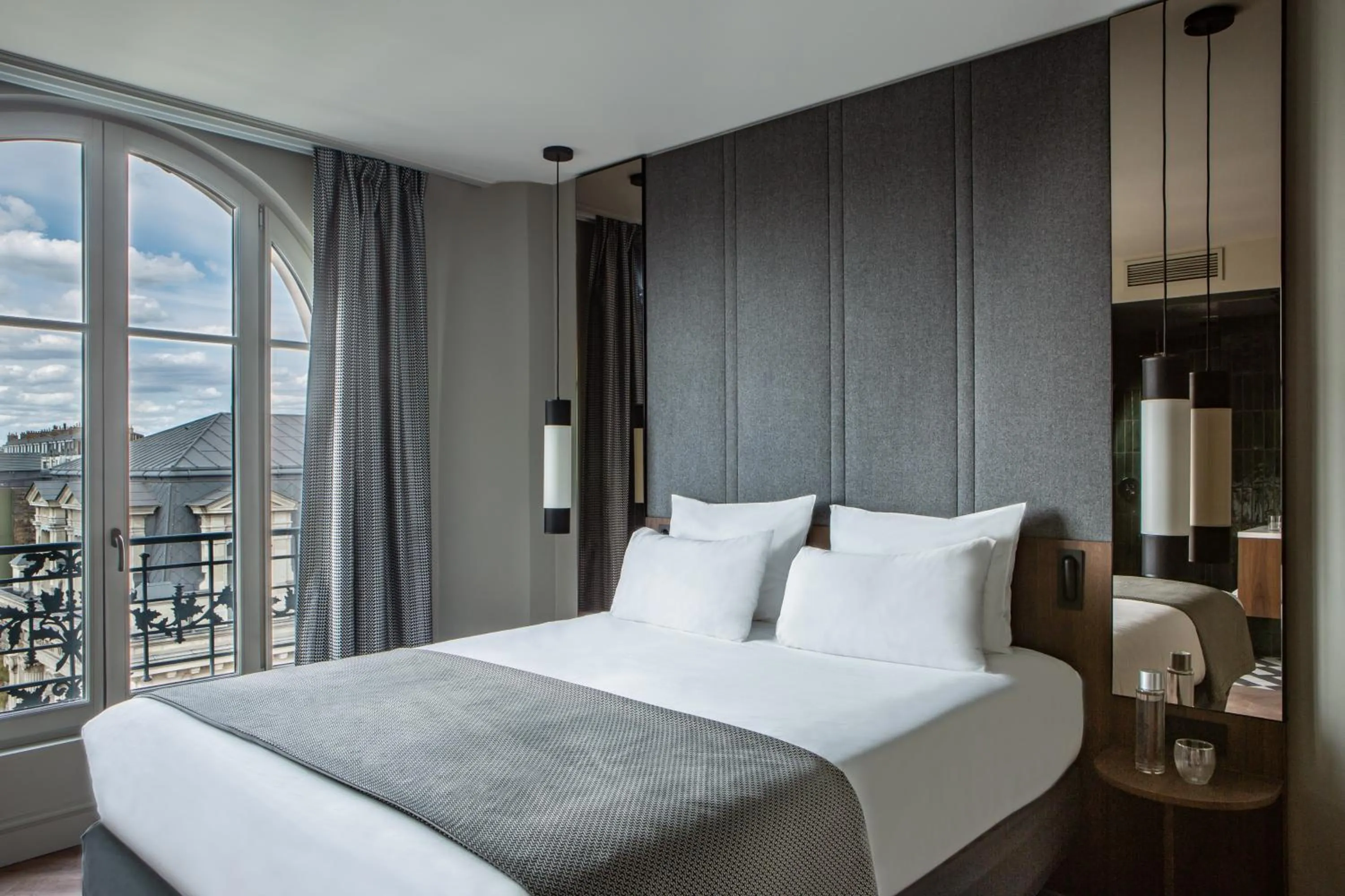 Bed in ibis Styles Paris Gare du Nord TGV