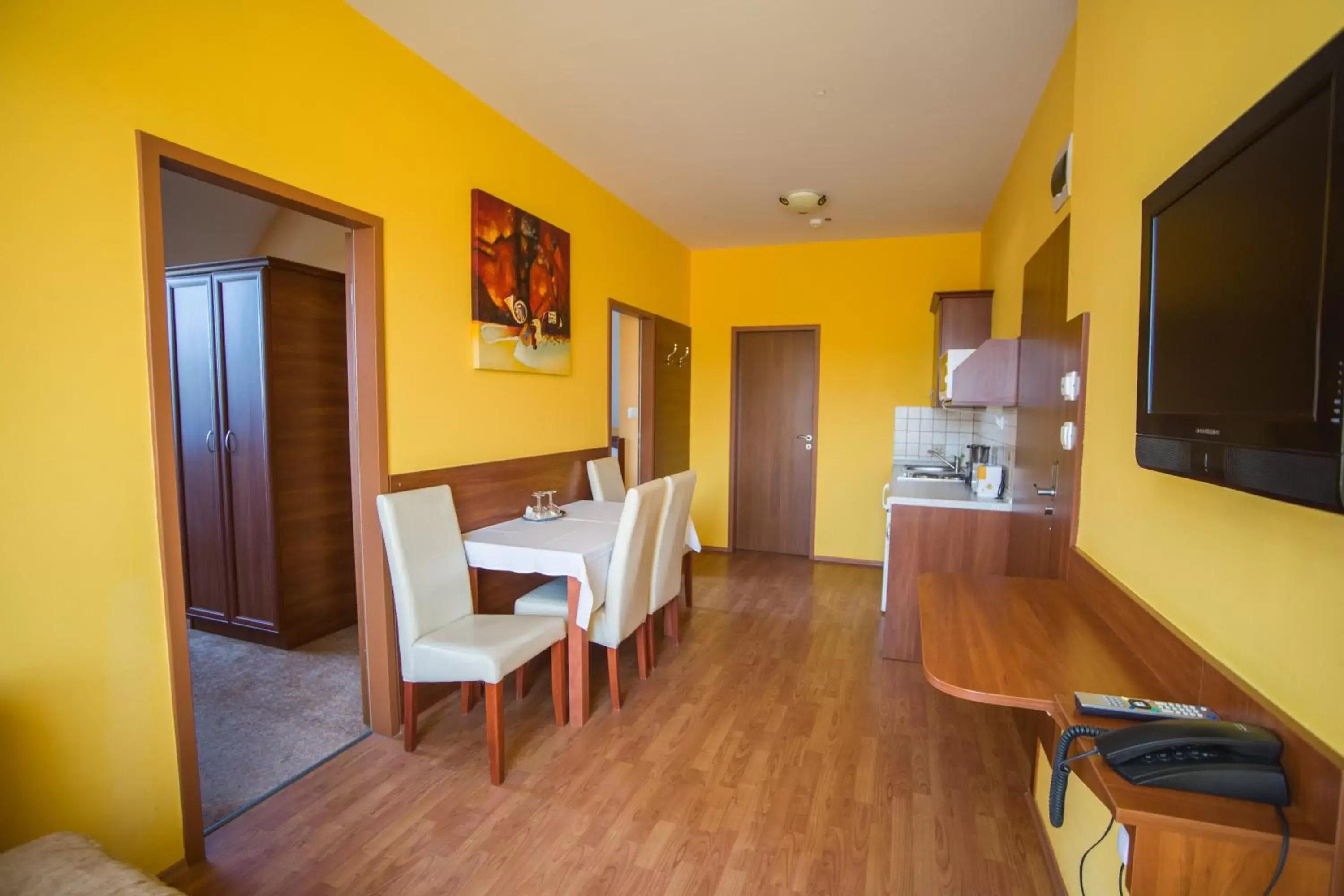 Living room, Dining Area in Hotel Viktória