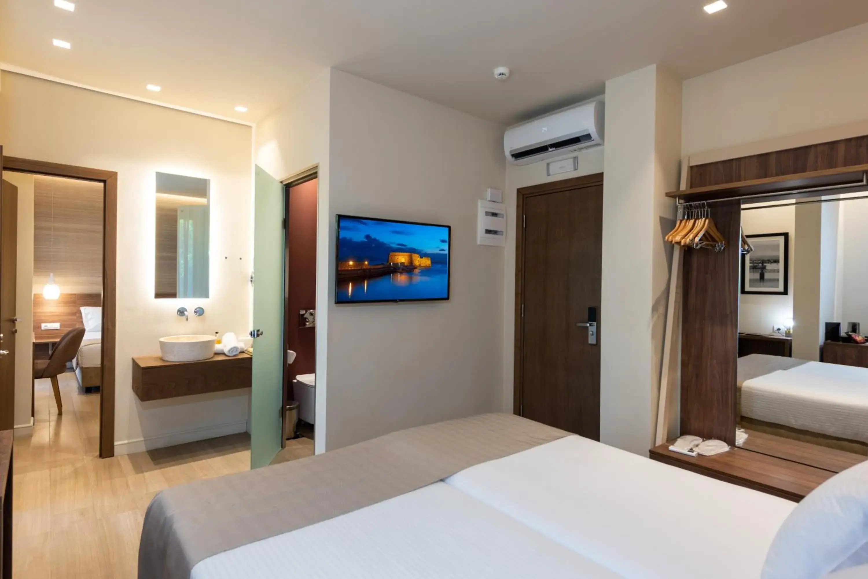 TV and multimedia, Bed in Metropole Urban Hotel