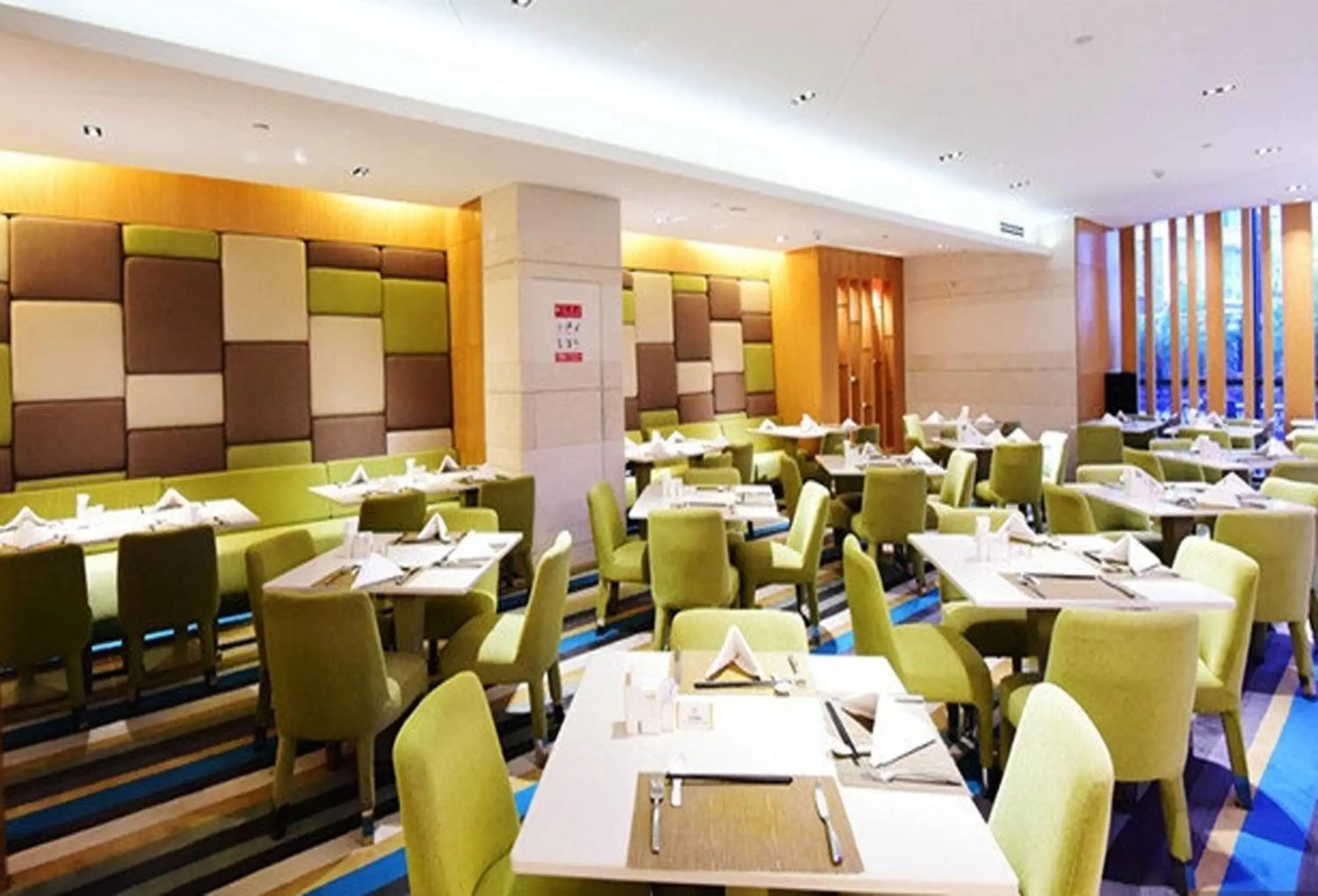 Restaurant/Places to Eat in Holiday Inn Qingdao City Center, an IHG Hotel - Shopping MALL