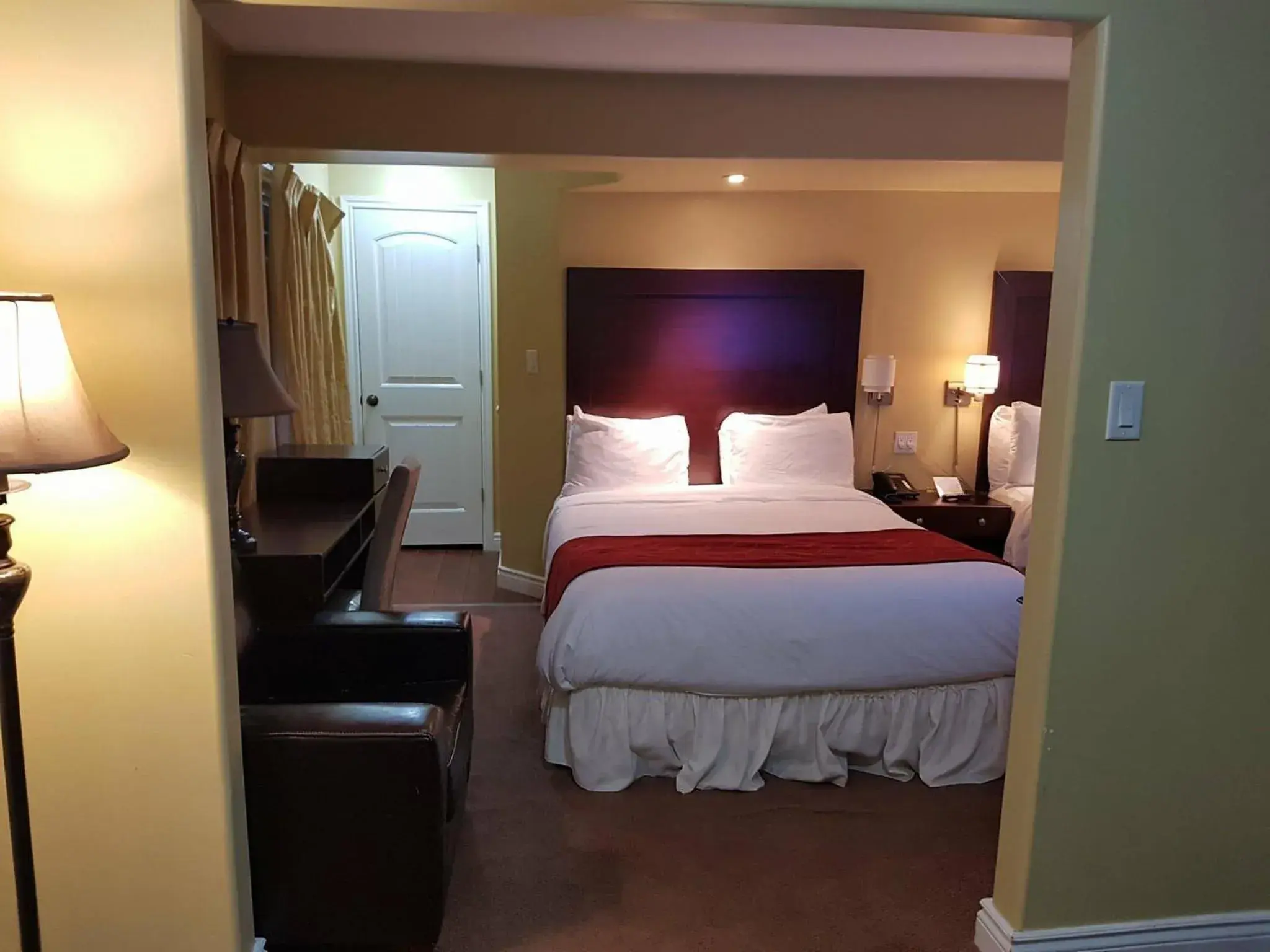 Decorative detail, Bed in Bayside Inn & Waterfront Suites