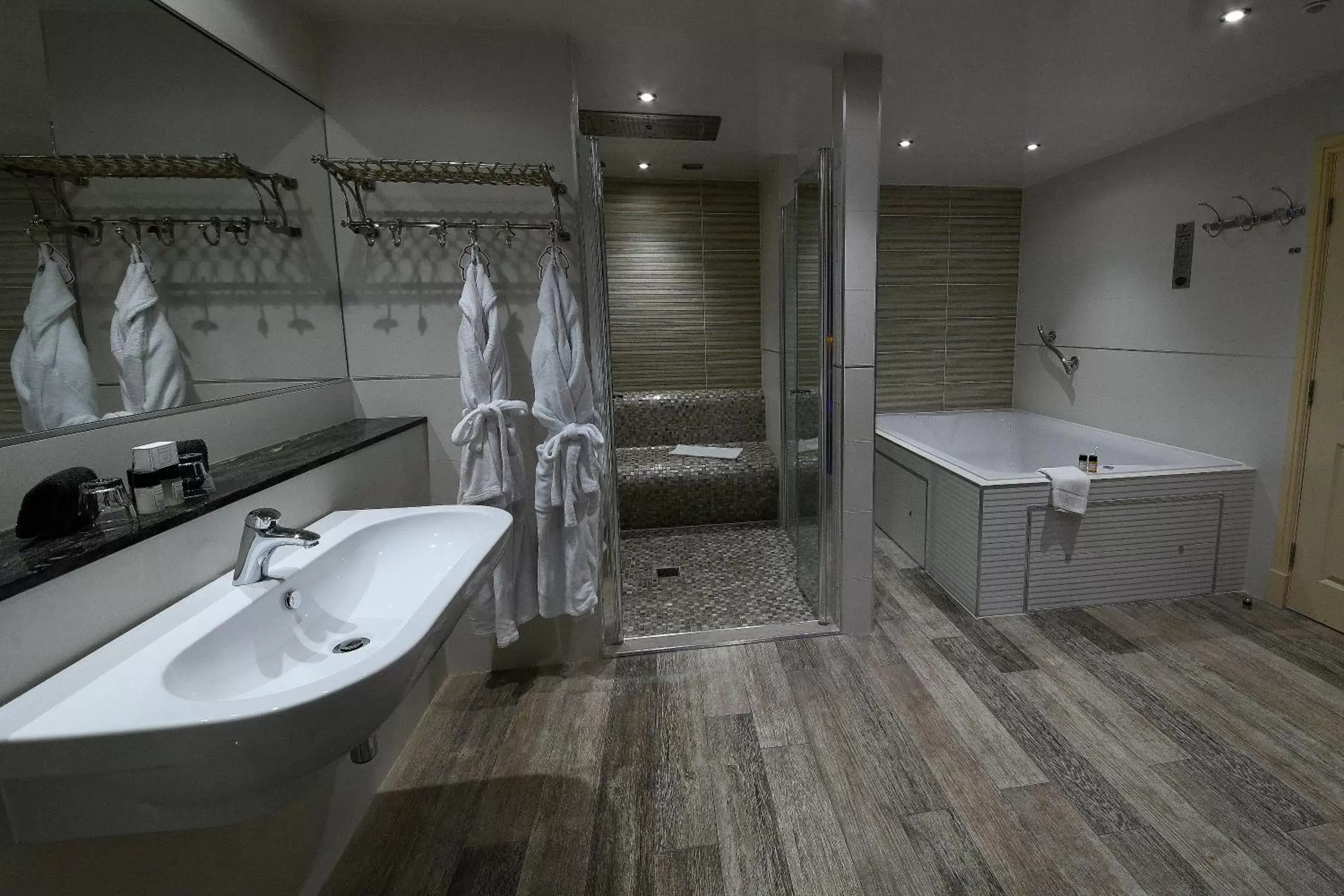 Bathroom in B/W Premier Doncaster Mount Pleasant Hotel