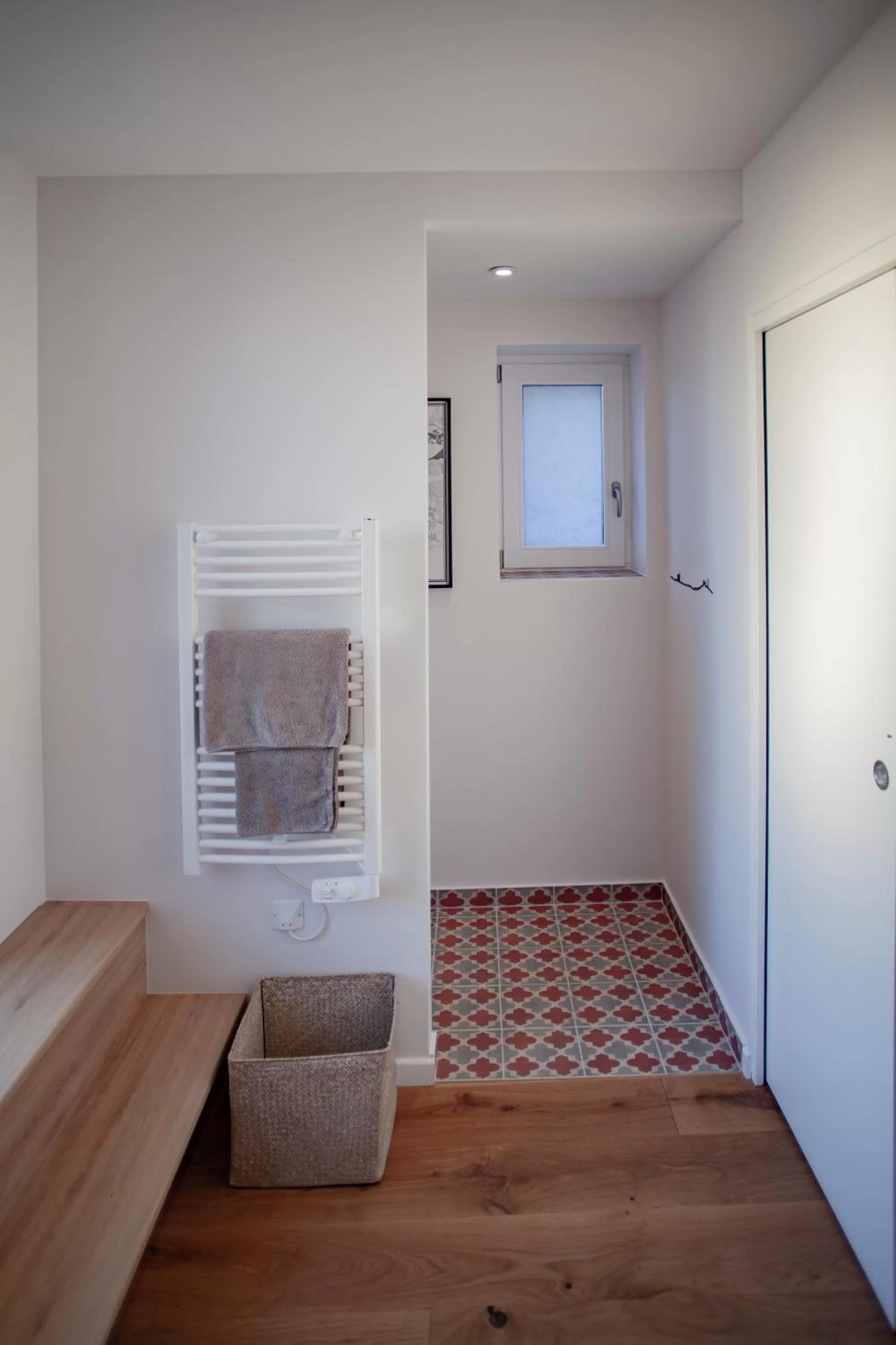 Bathroom, TV/Entertainment Center in LYONEST chambre d'hôtes