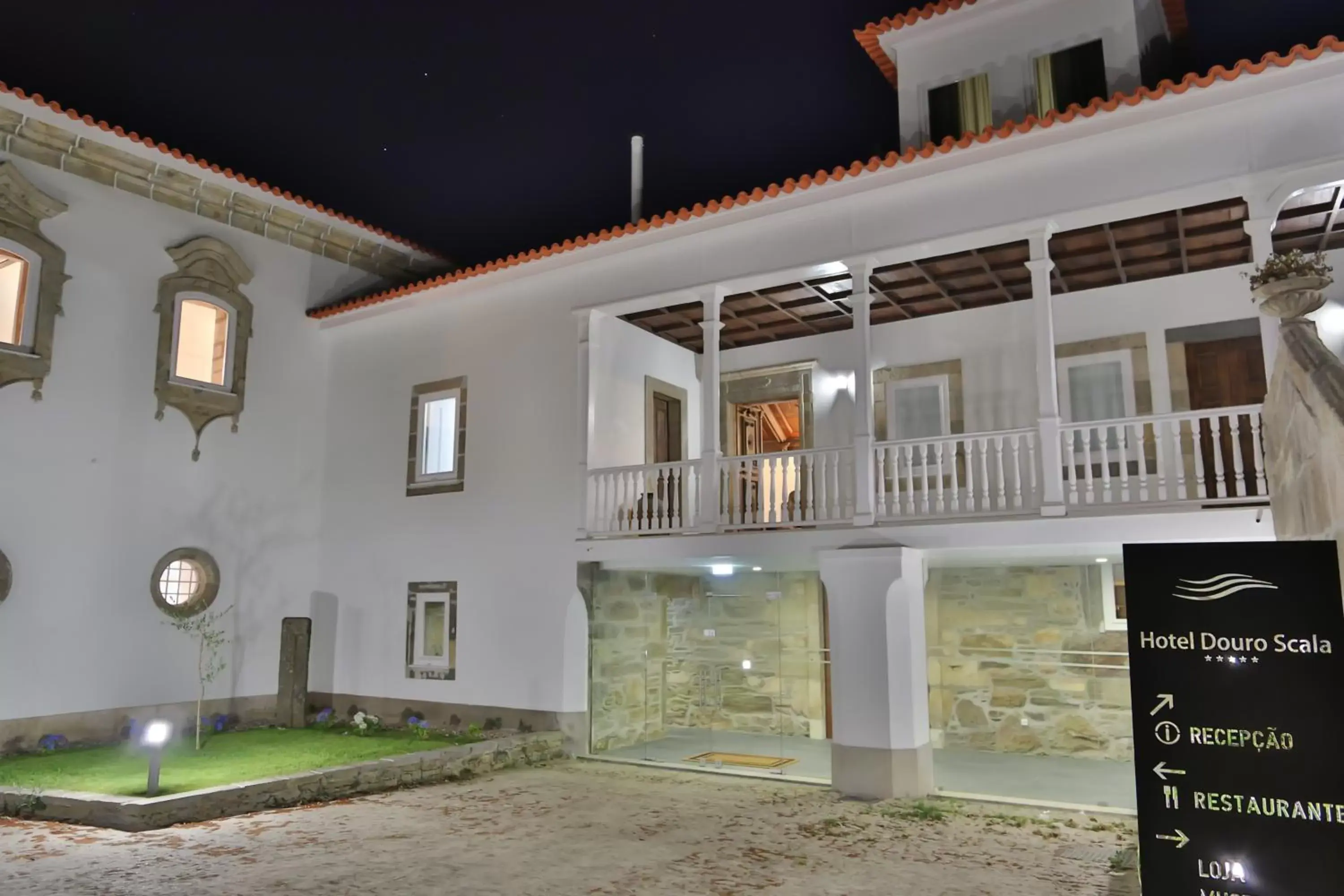 Facade/entrance, Property Building in Douro Scala