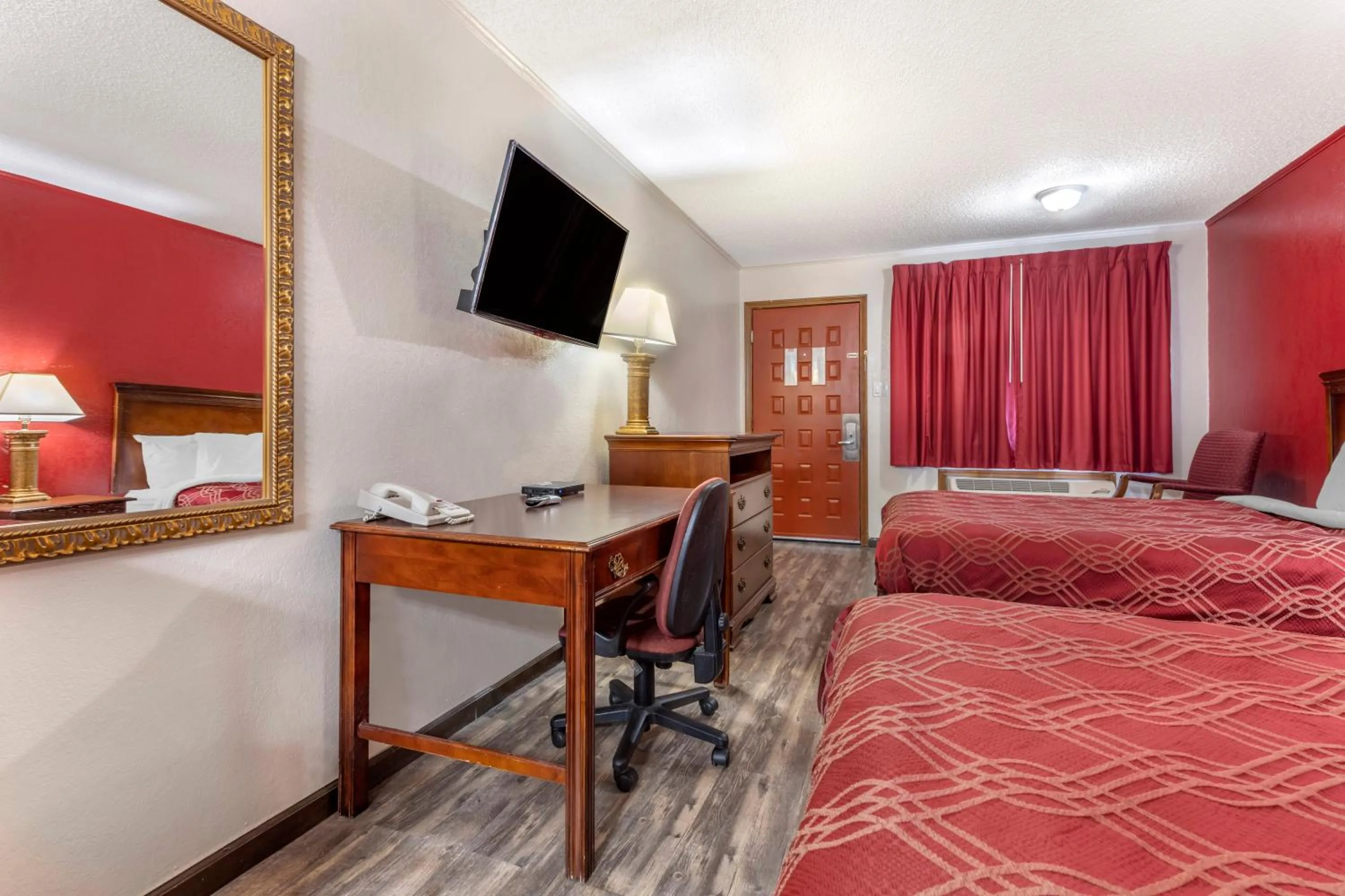 Bed in Econo Lodge Wooster