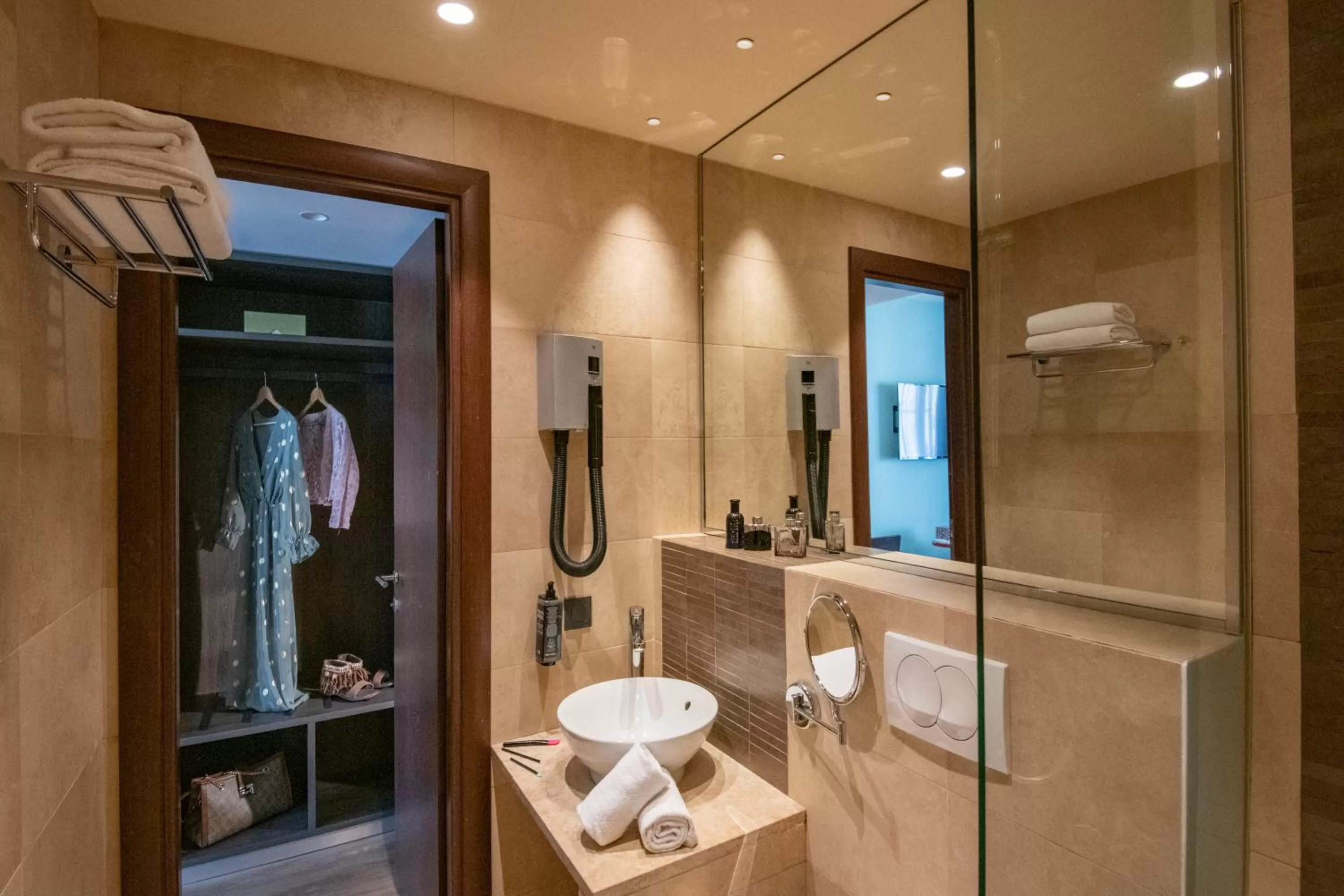 Bathroom in ibis Styles Beaulieu sur Mer