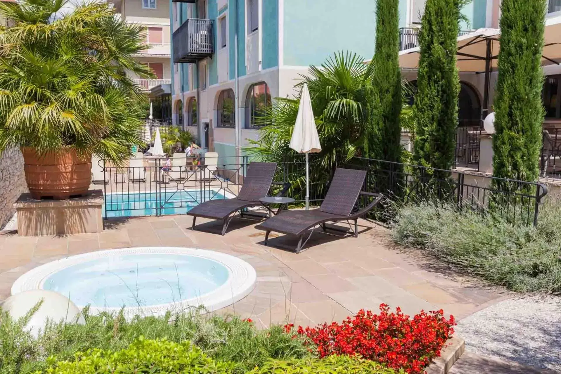 Solarium, Swimming Pool in Hotel Leon d'Oro