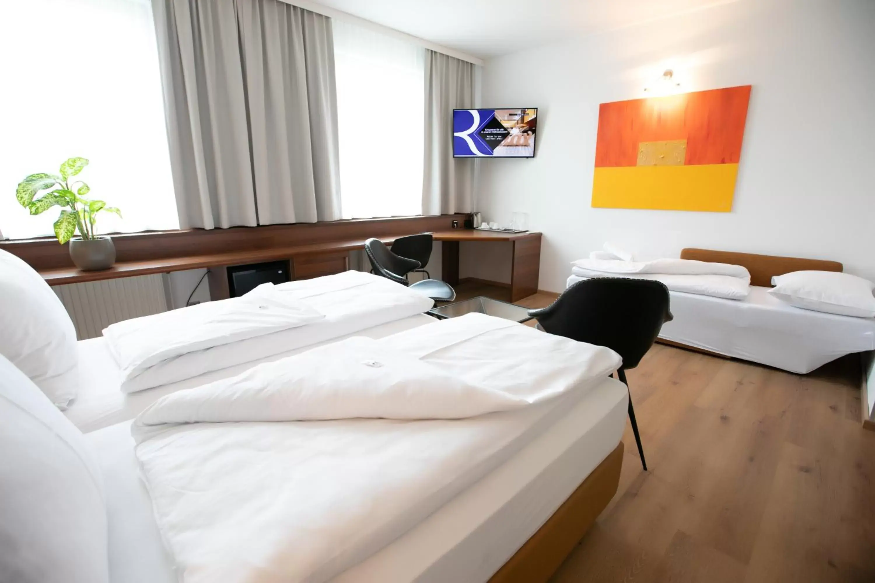 Photo of the whole room, Bed in Das Reinisch Airport Hotel & Restaurant