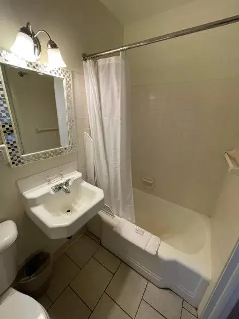Bathroom in Cadiz Motel