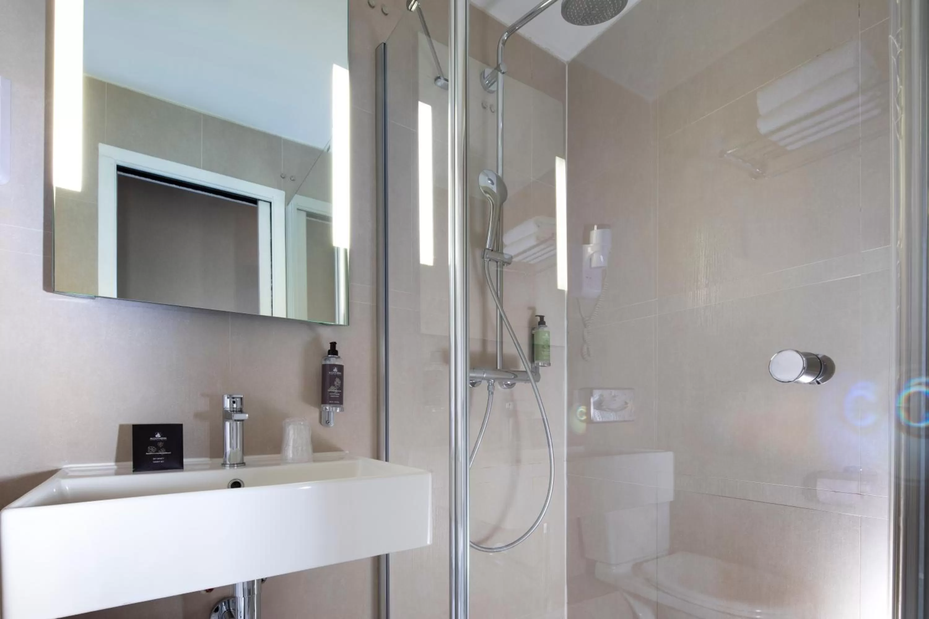 Bathroom in Hôtel Plaza Étoile