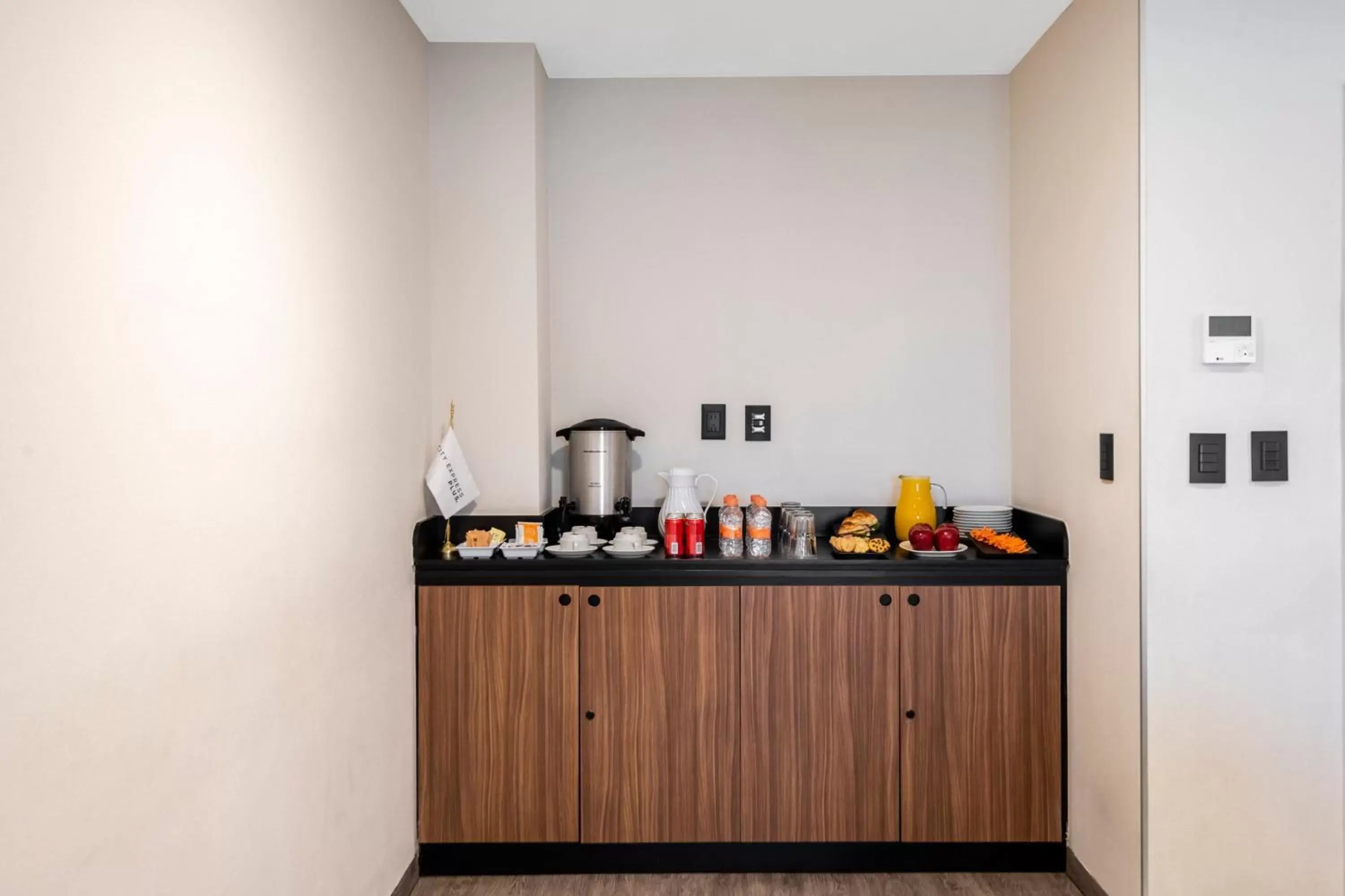 Restaurant/places to eat, Kitchen/Kitchenette in City Express Plus by Marriott Guadalajara Palomar