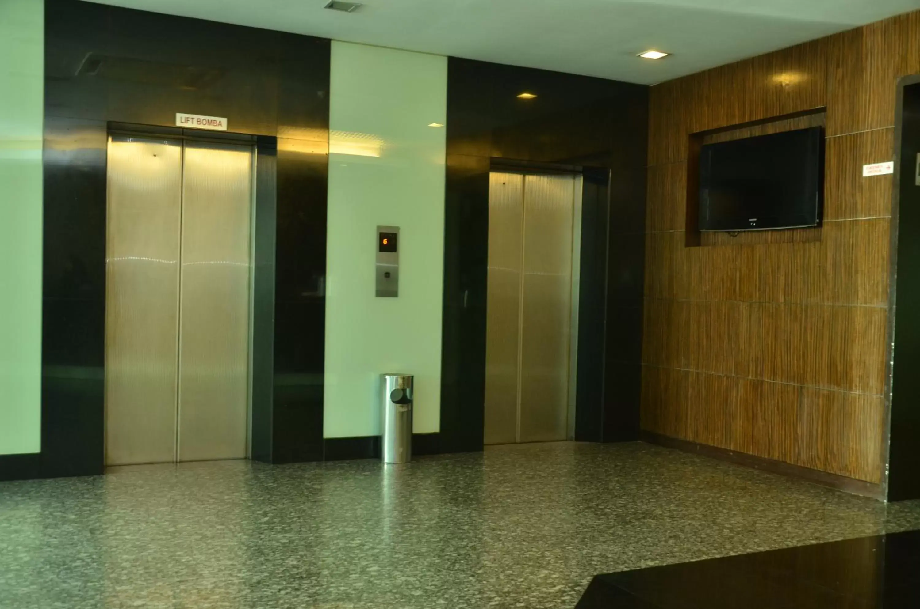 elevator, TV/Entertainment Center in Grand Pacific Hotel