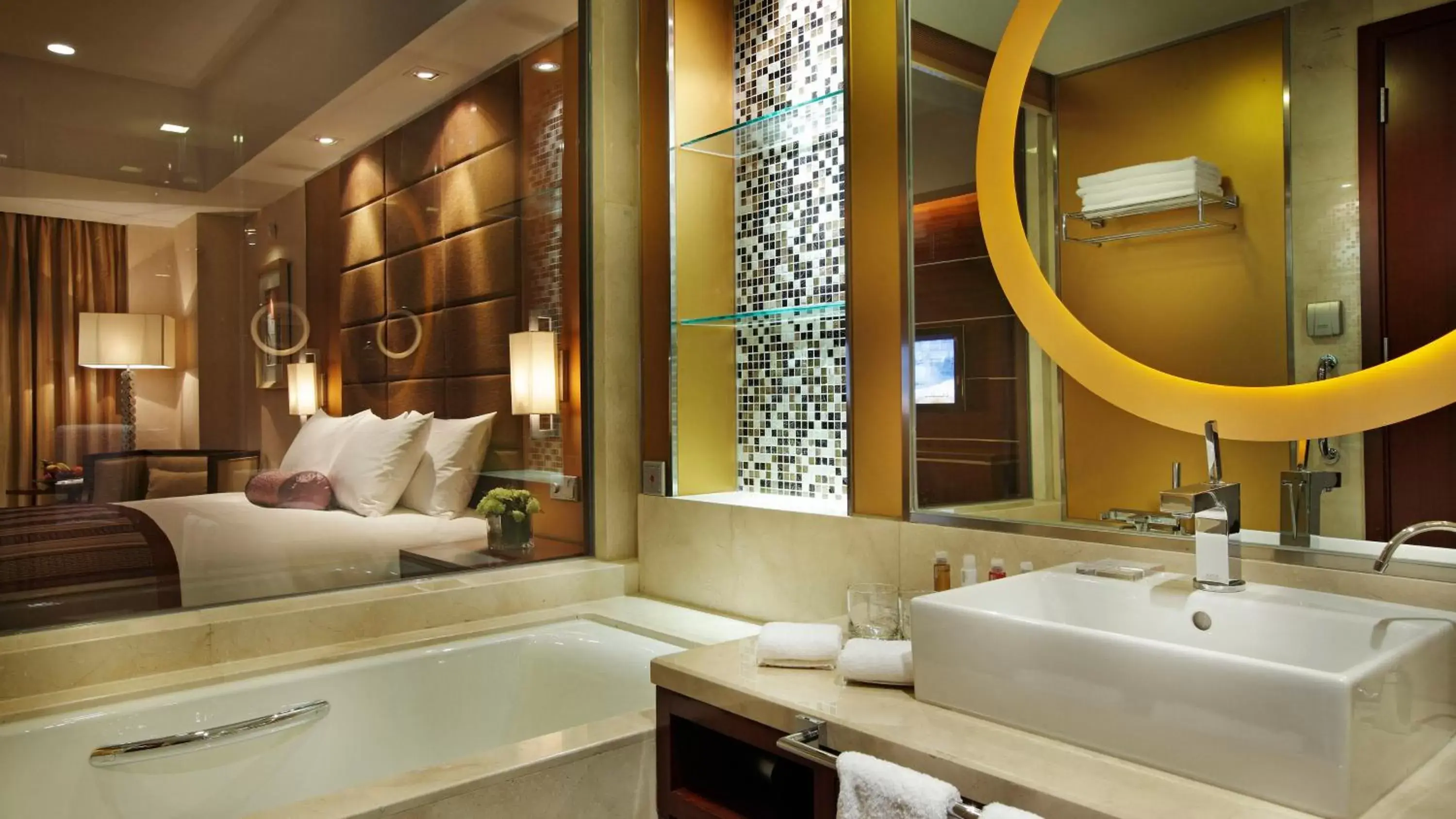 Photo of the whole room, Bathroom in Crowne Plaza Yantai Sea View, an IHG Hotel