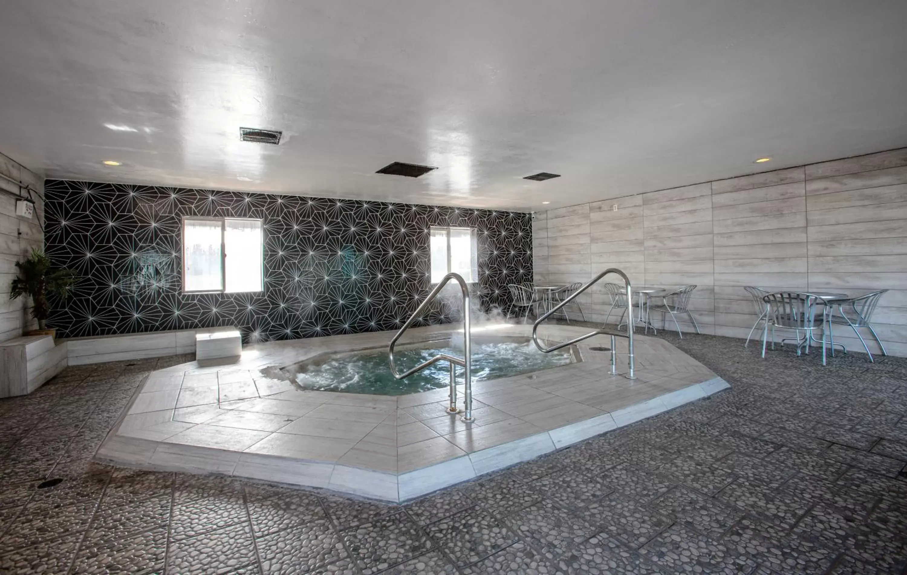 Hot Tub, Swimming Pool in Hotel Elev8 Flagstaff I-40 Exit 198 Butler Ave