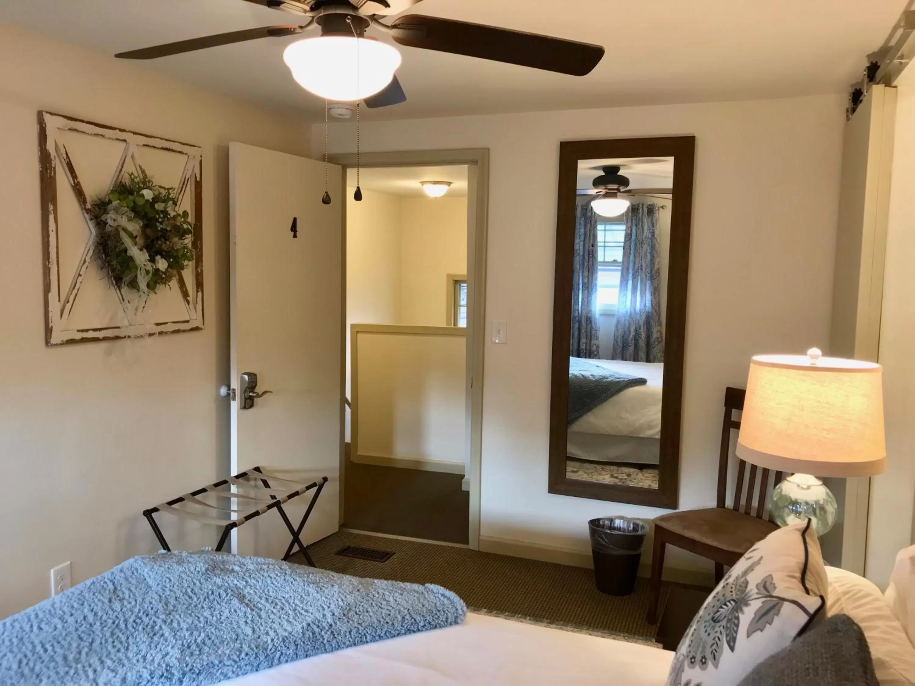 Bedroom, Seating Area in The Little Italy of Niagara Falls Bed & Breakfast