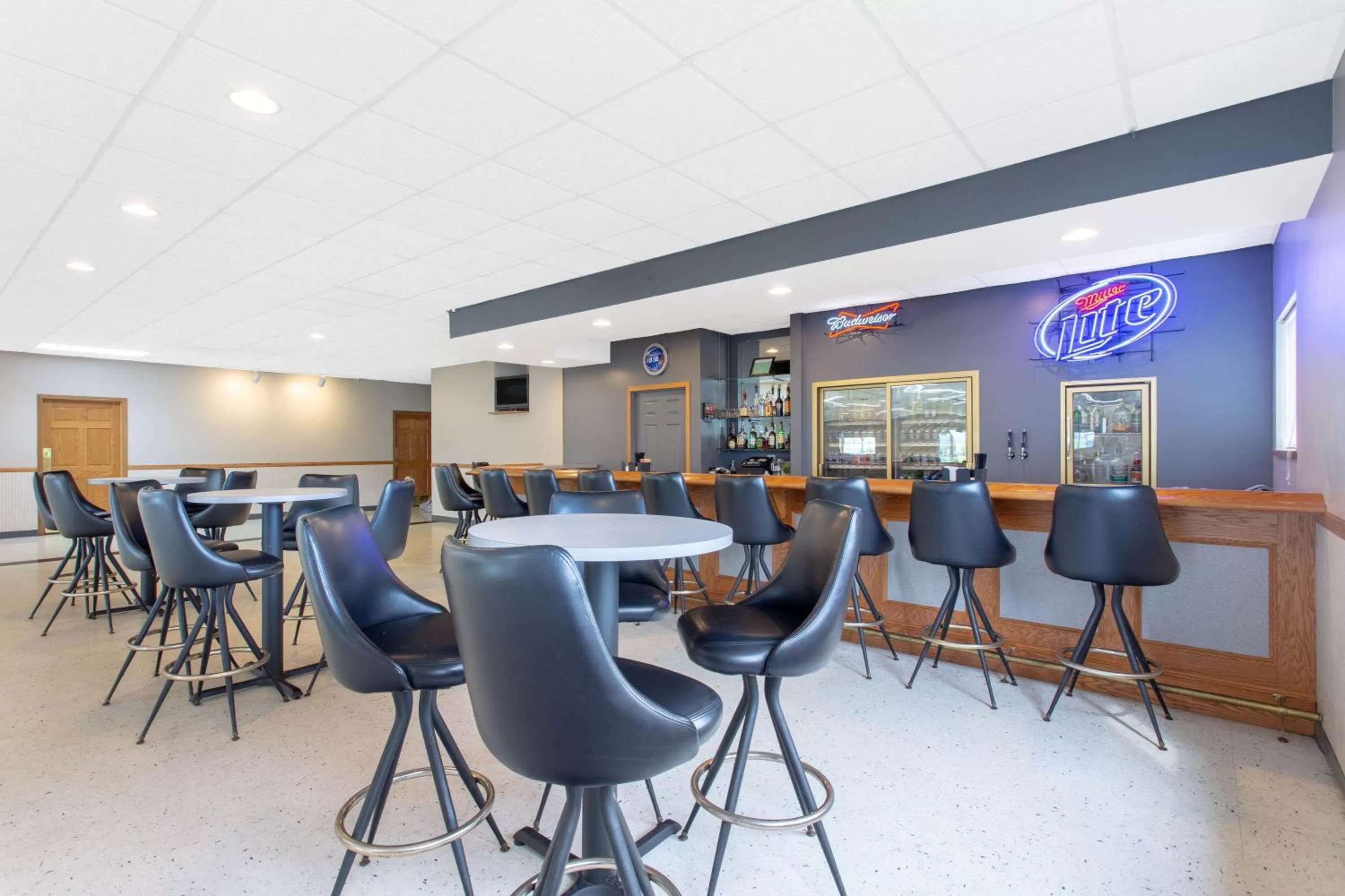 Lounge or bar in AmericInn by Wyndham Boscobel