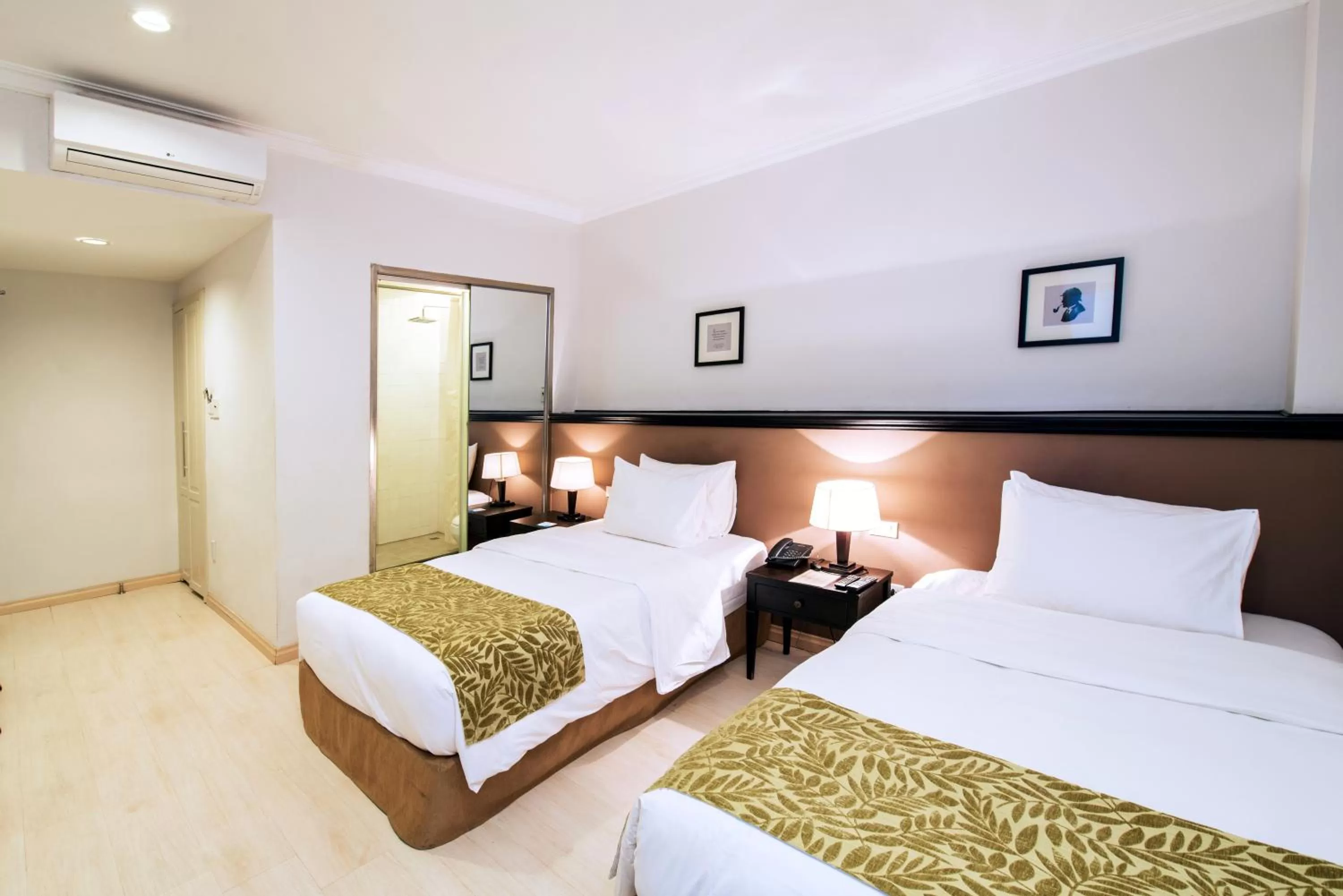 Photo of the whole room in The Alcove Library Hotel