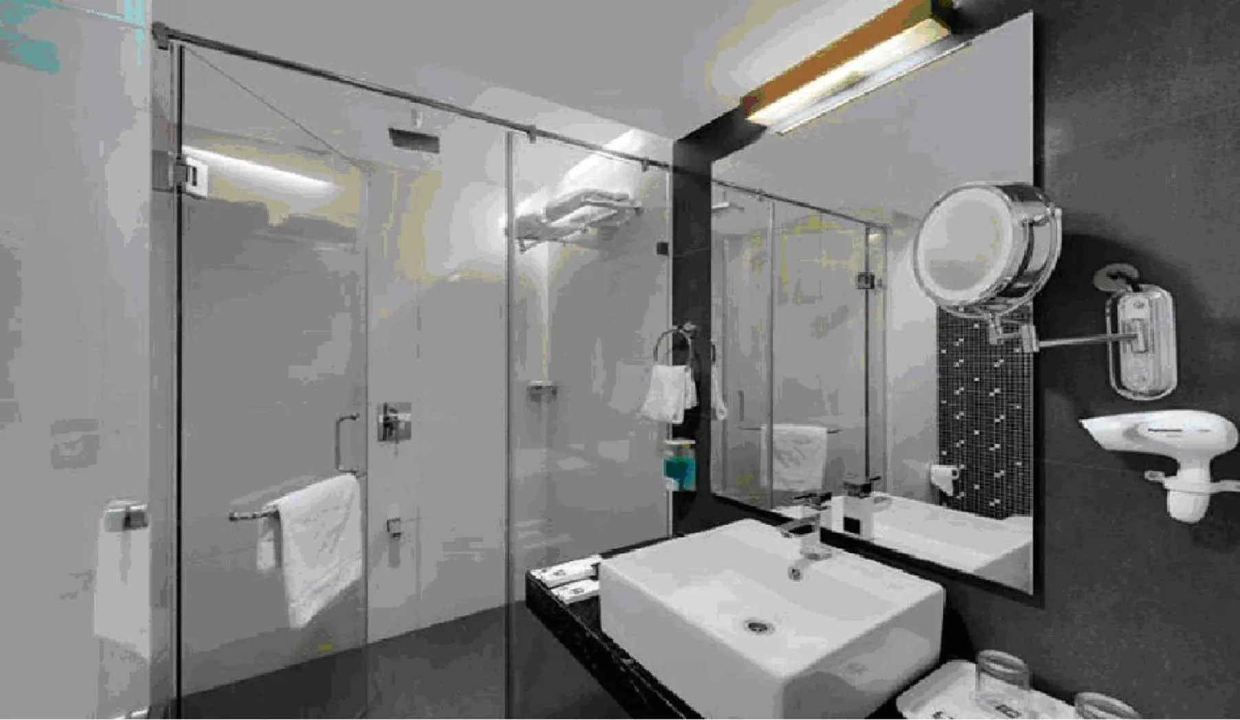 Bathroom in Comfort Inn Sunset