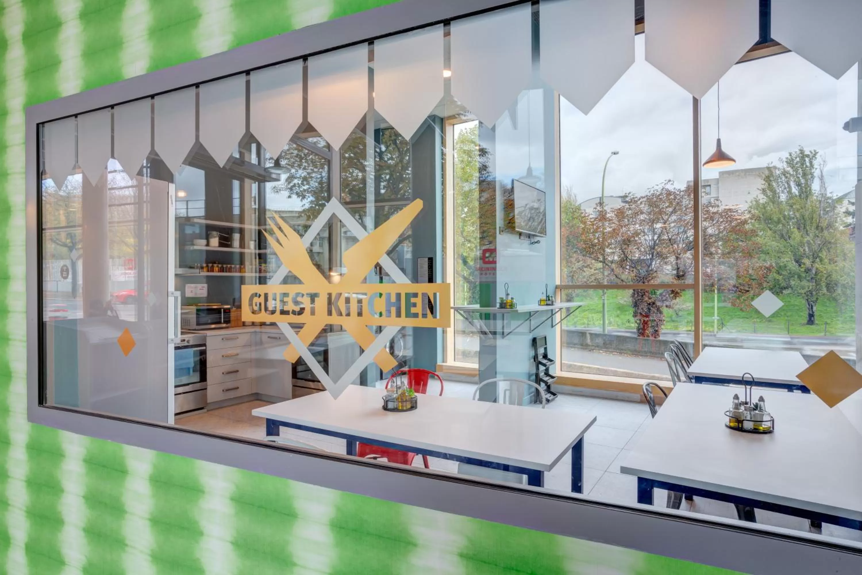 Communal kitchen in MEININGER Hotel Paris Porte de Vincennes