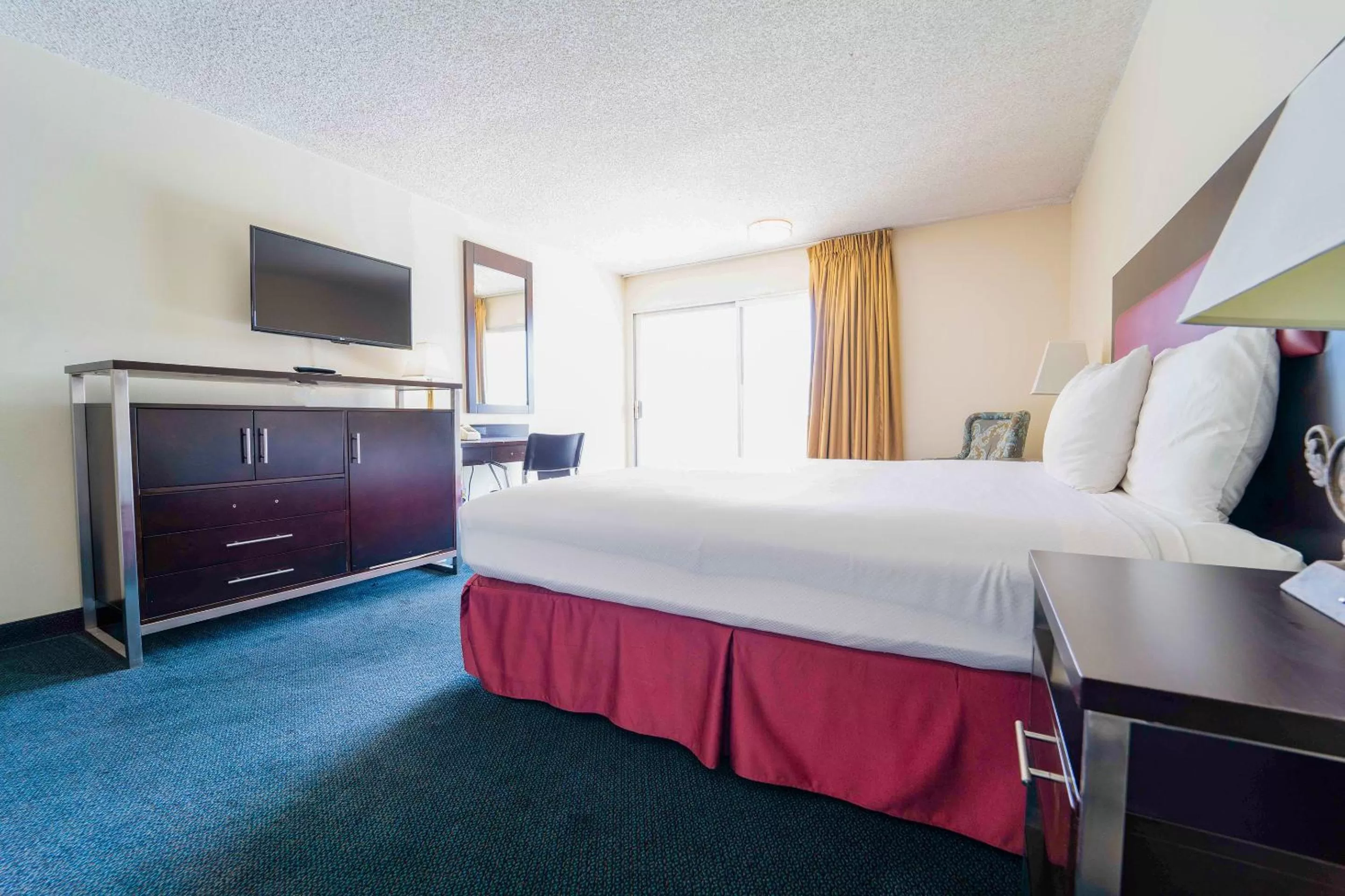 Bedroom, Bed in Royal Plaza Inn